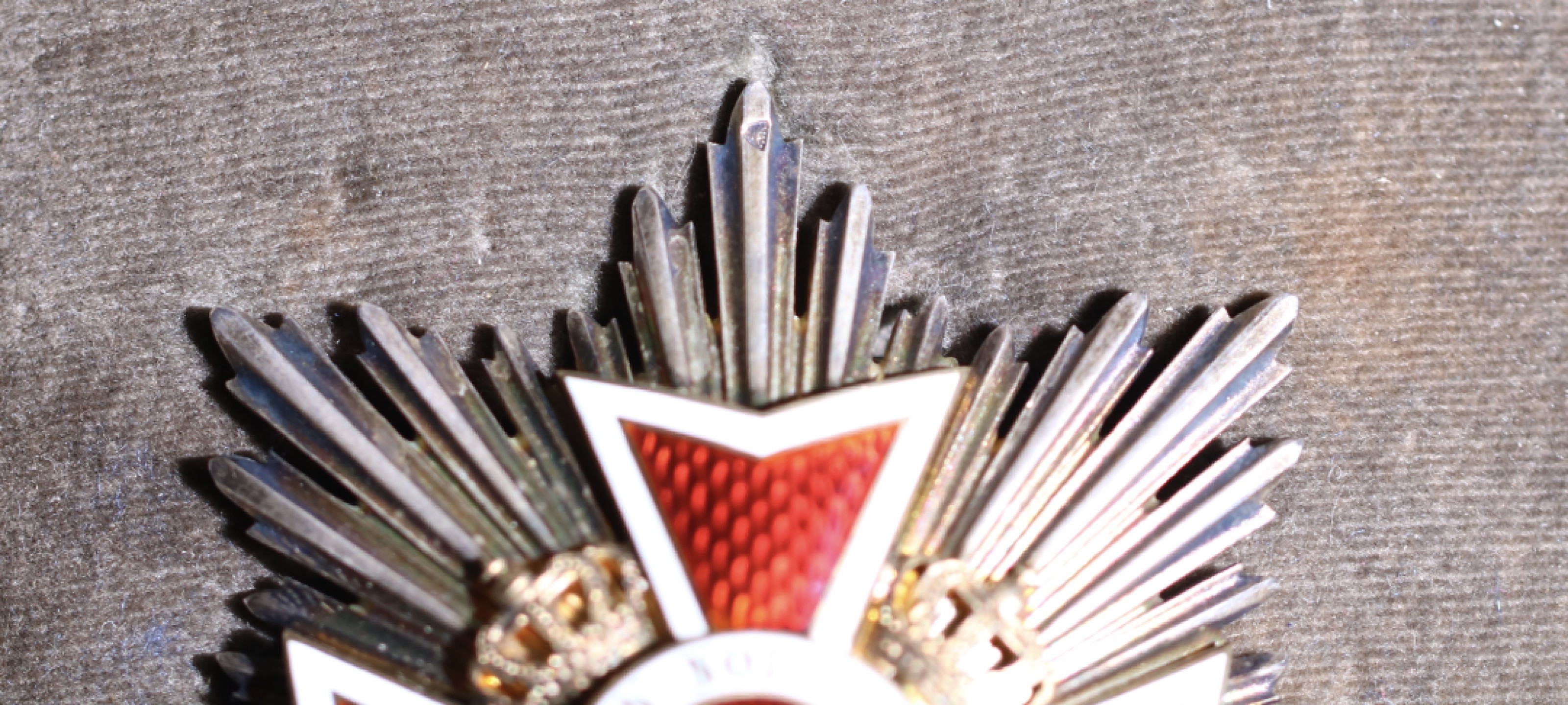 大猫徽章拍卖第203期 罗马尼亚大十字级王冠勋章 银质珐琅 原盒原绶  第二版1932—1947。全品相 稀少版本