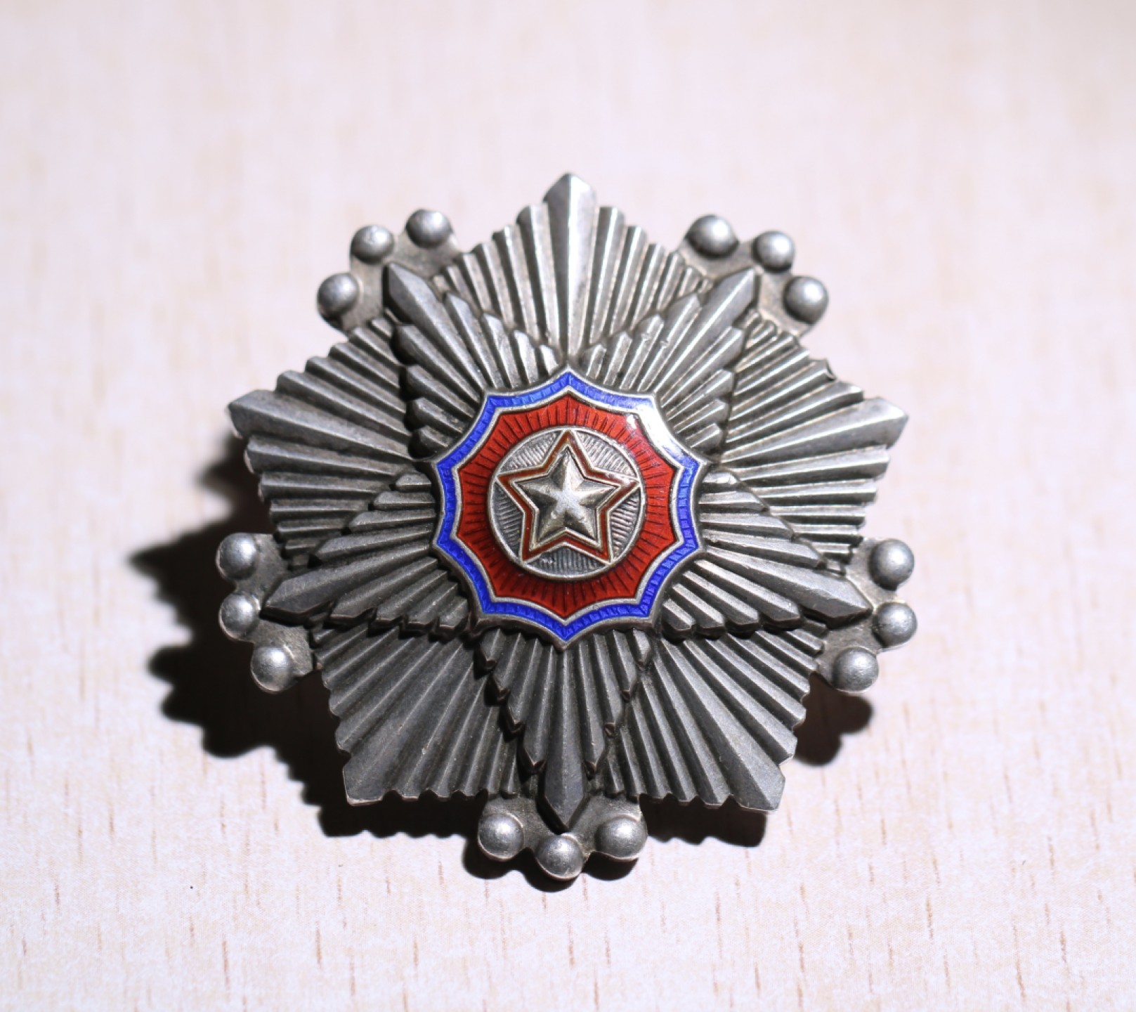 大猫徽章拍卖第203期 朝鲜🇰🇵三级国旗勋章 证书有涂改