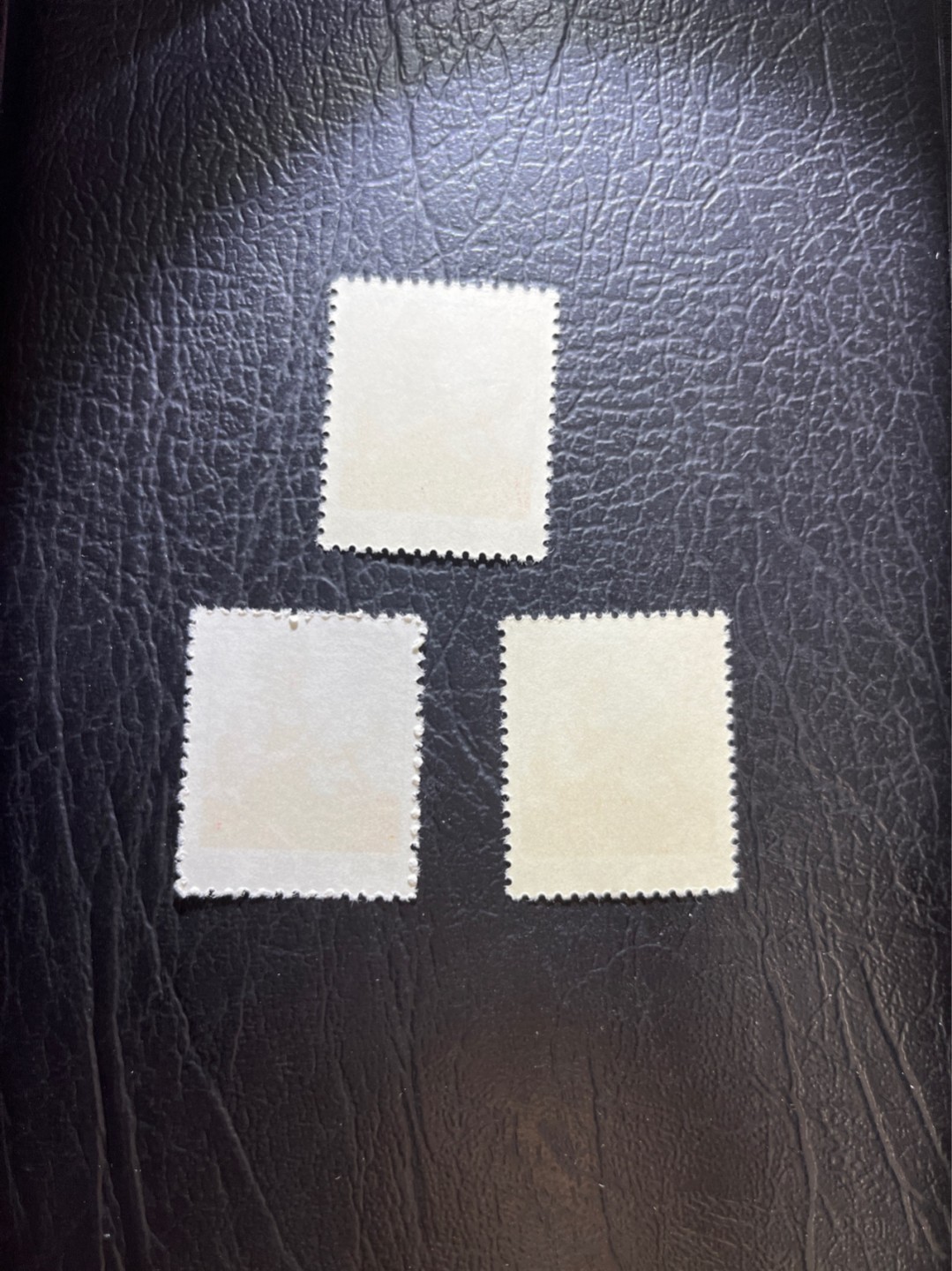 洪涛臻品 精选邮票限时拍卖第三十九期 普无号  5分拖拉机，3枚一组，版撕嘎嘎绝，文革期间发行的唯一一套普票，非常有特点，集邮册中不可缺少的一组，文革票人气足，潜力大，目前处于价值洼地，版撕全品可直接评级，ASG评级资源储备，注意捡漏