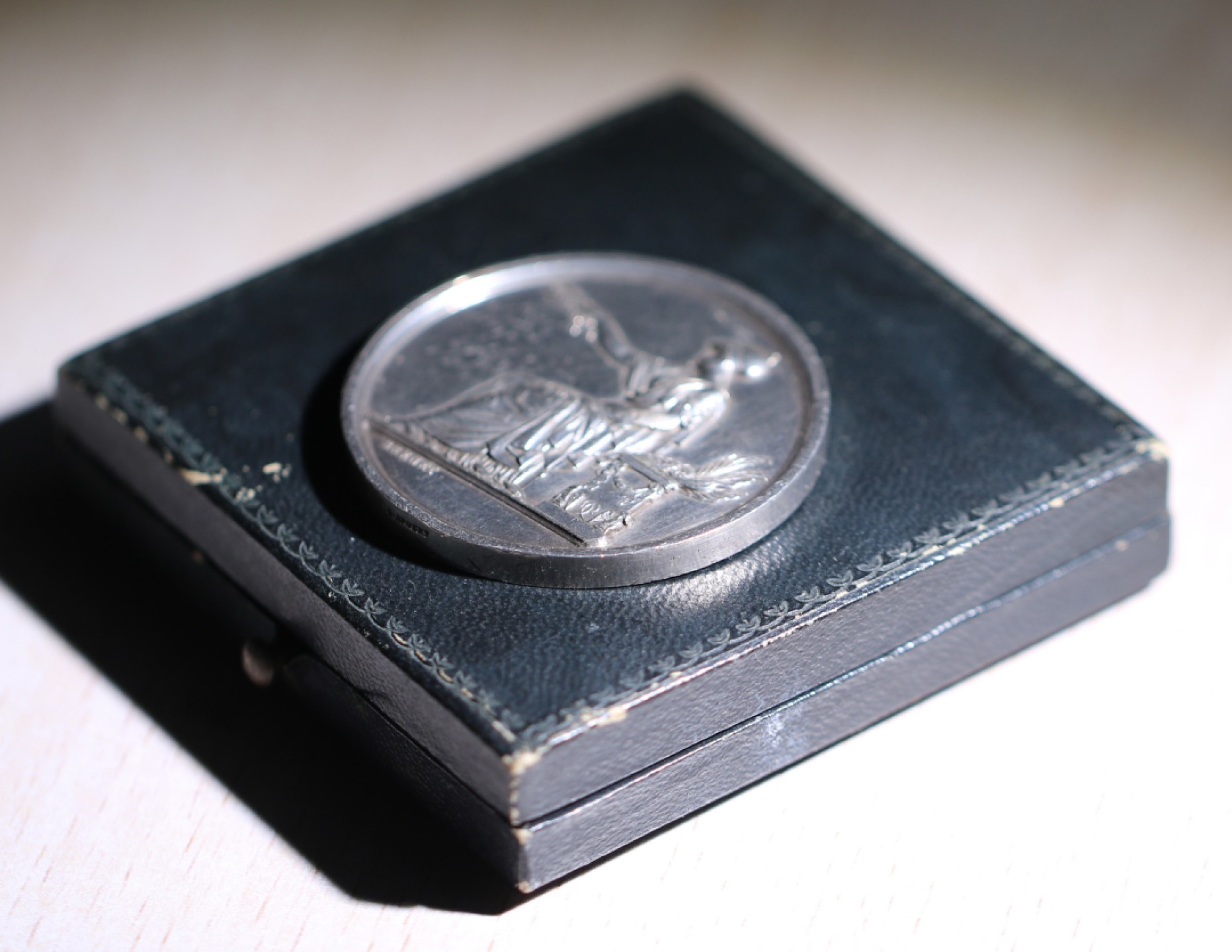 大猫徽章拍卖第203期 法国1862玛丽安娜女神大银章 原盒 侧面银戳