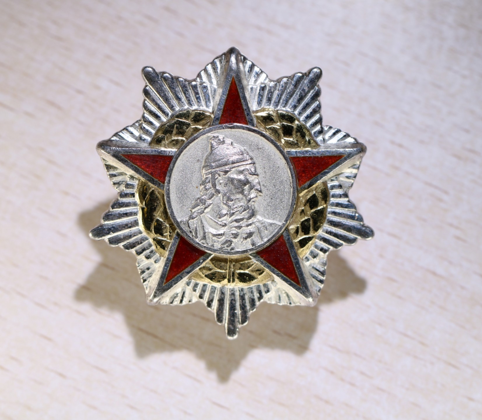 大猫徽章拍卖第203期 阿尔巴尼亚二级斯坎德培勋章，带银标 南斯拉夫IKOM代工的最早期贵金属版本