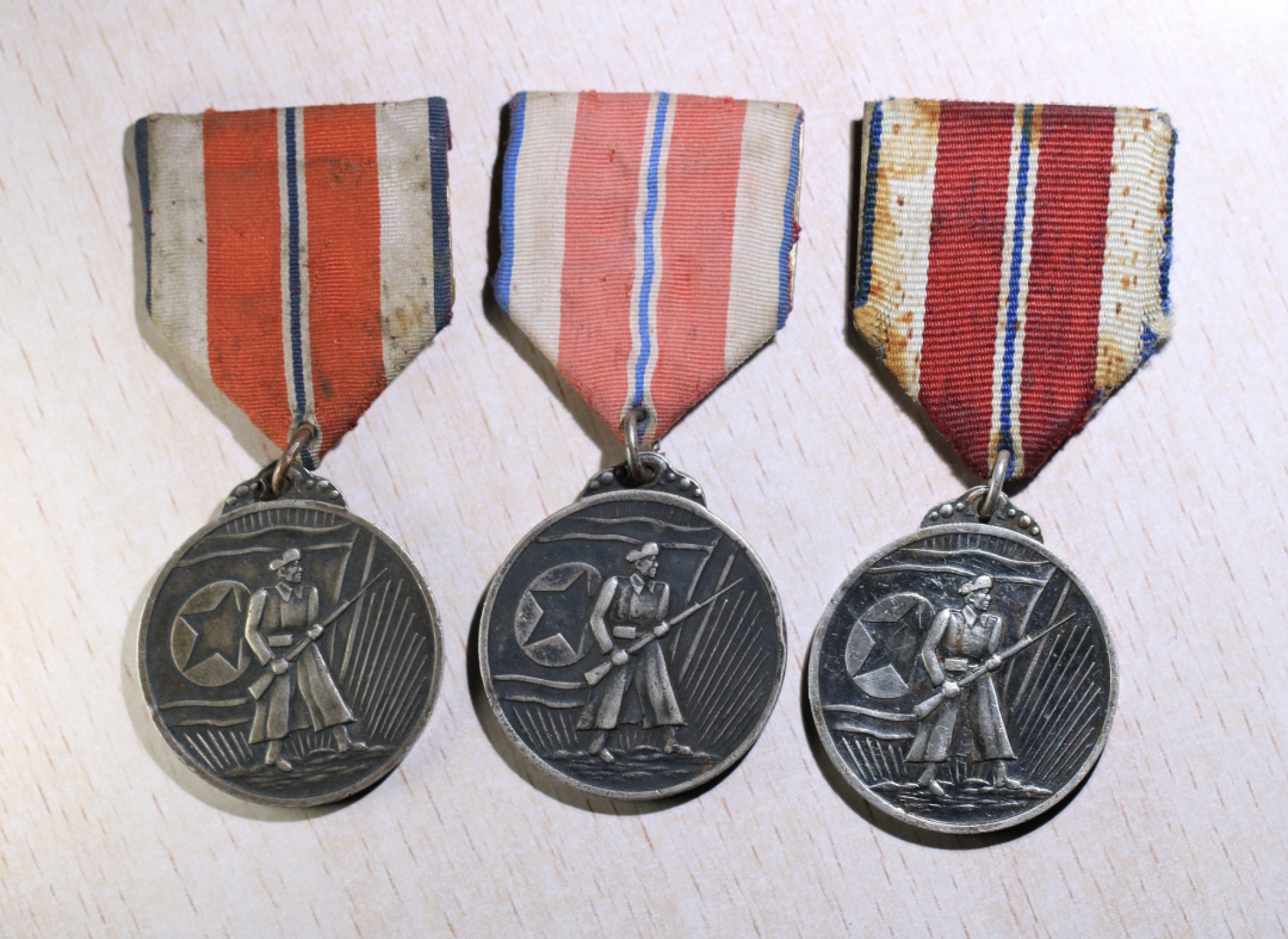 大猫徽章拍卖第203期 朝鲜🇰🇵军功章一组 银质