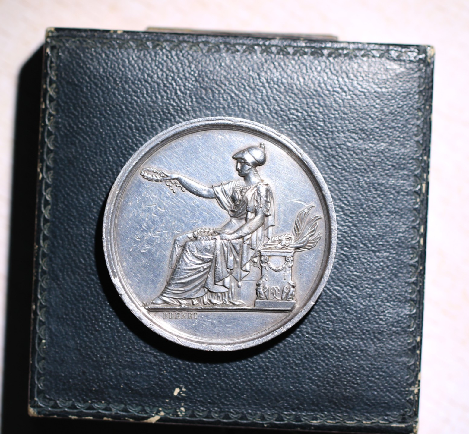 大猫徽章拍卖第203期 法国1862玛丽安娜女神大银章 原盒 侧面银戳