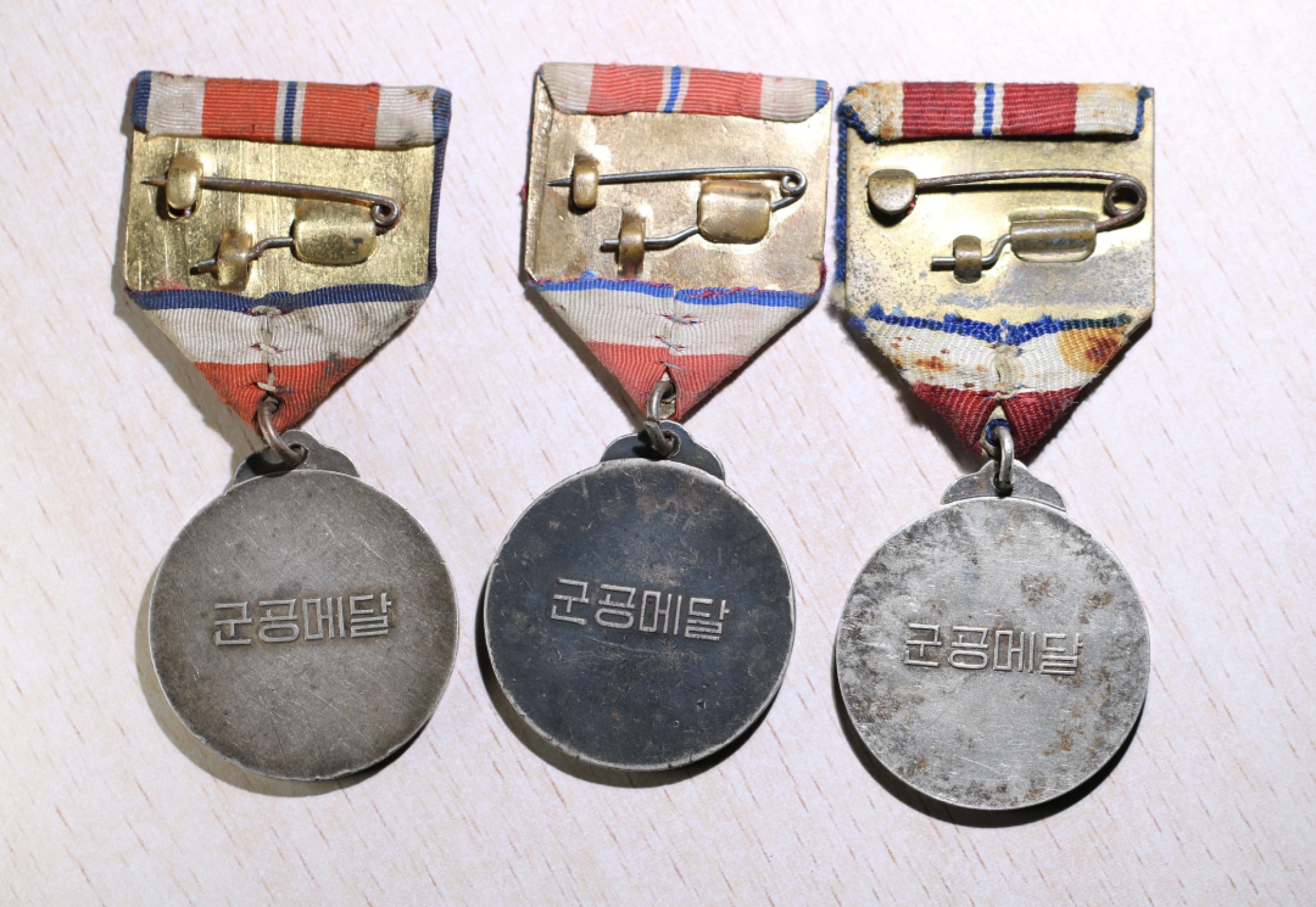 大猫徽章拍卖第203期 朝鲜🇰🇵军功章一组 银质