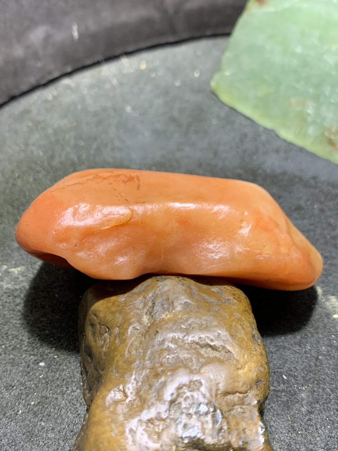 精美天然地表红料金丝玉籽料原石一块，