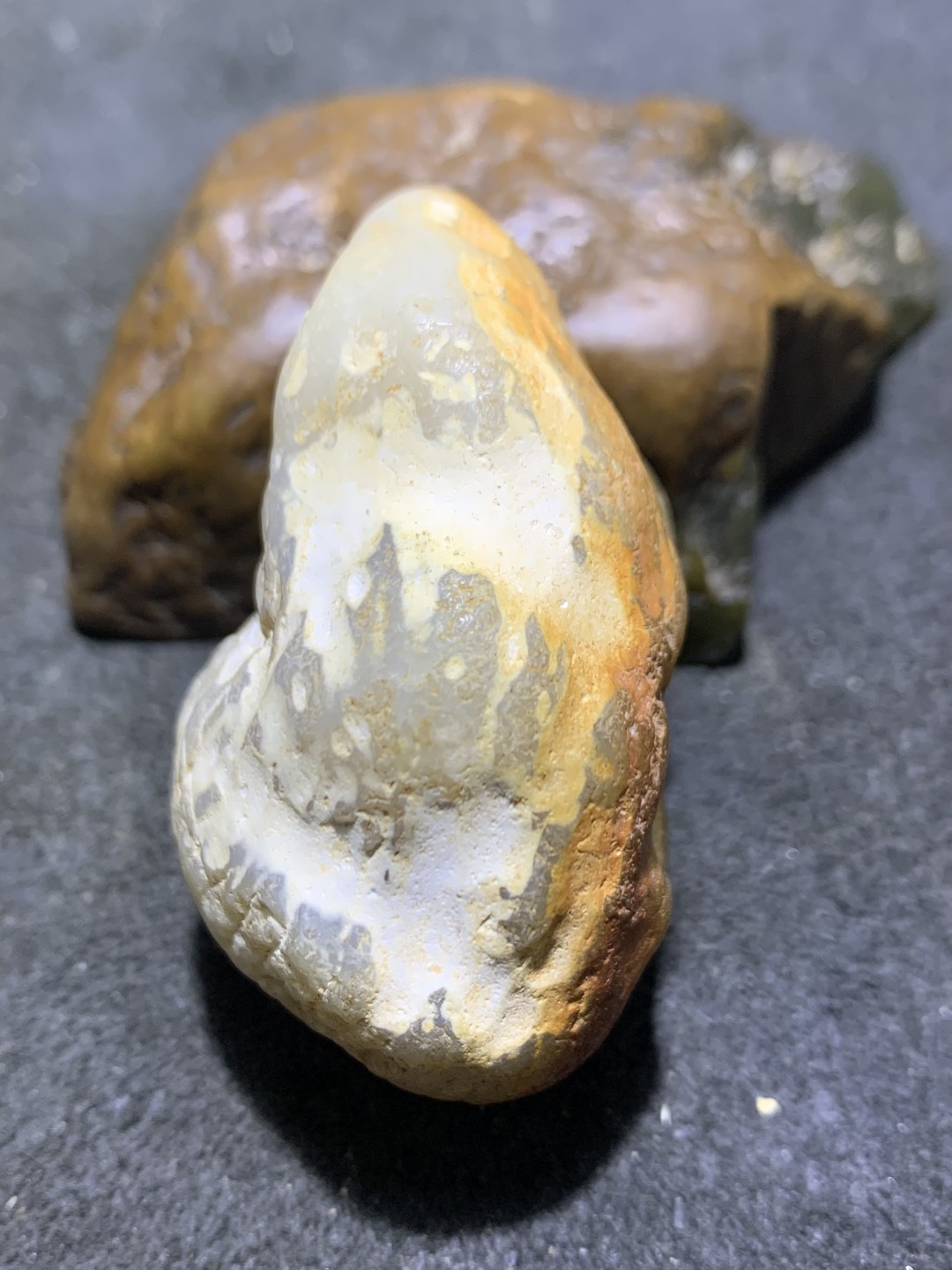 精美天然新疆哈密红皮高玉化蛋白玉原石一块，