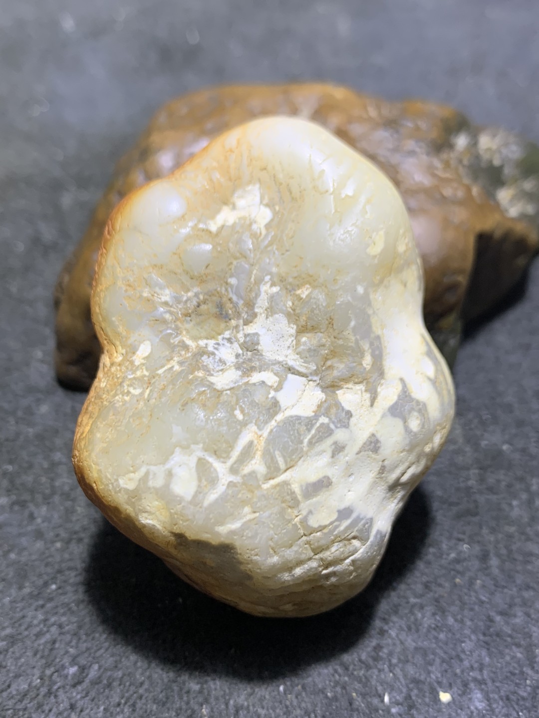 精美天然新疆哈密红皮高玉化蛋白玉原石一块，