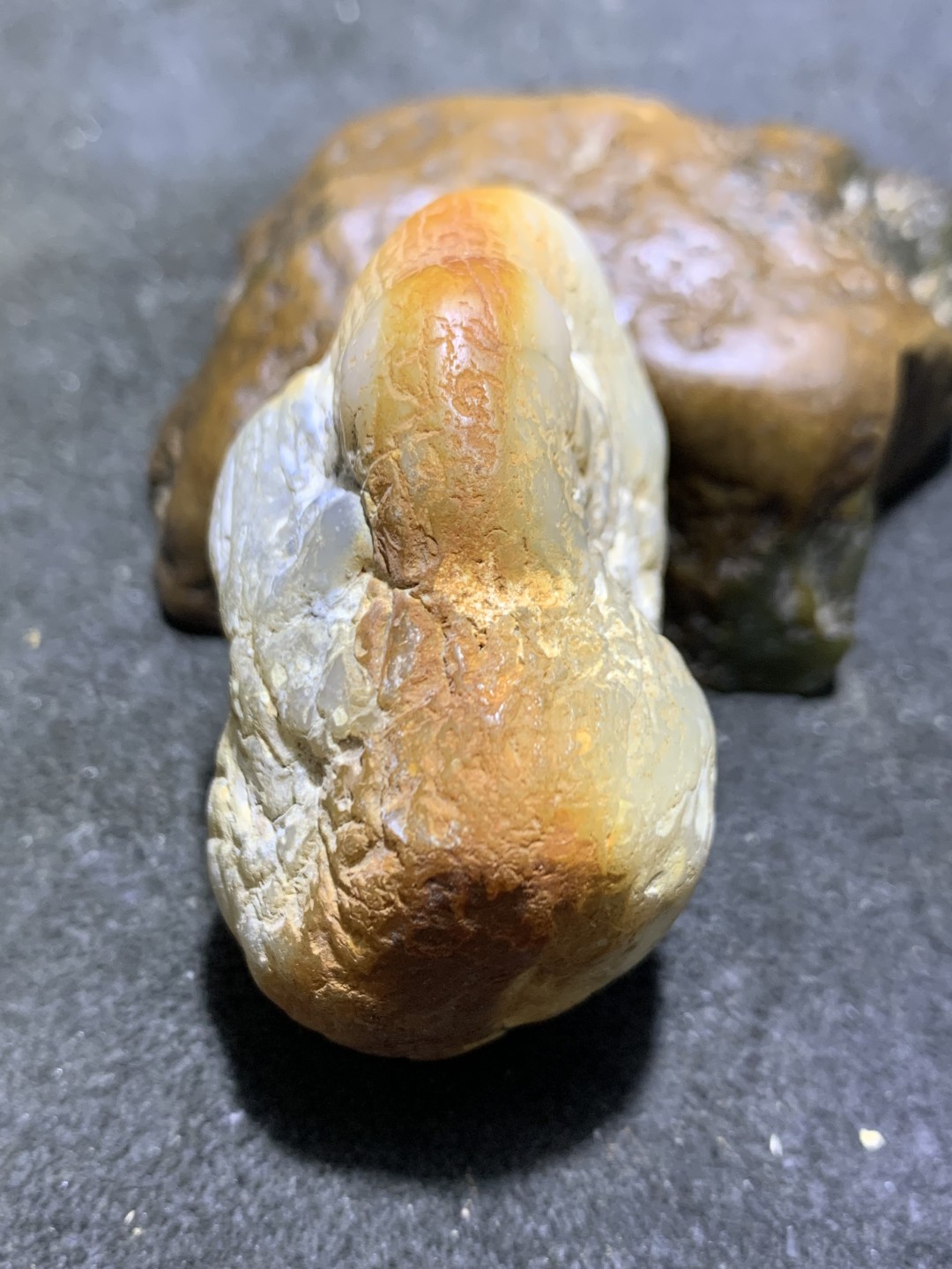精美天然新疆哈密红皮高玉化蛋白玉原石一块，