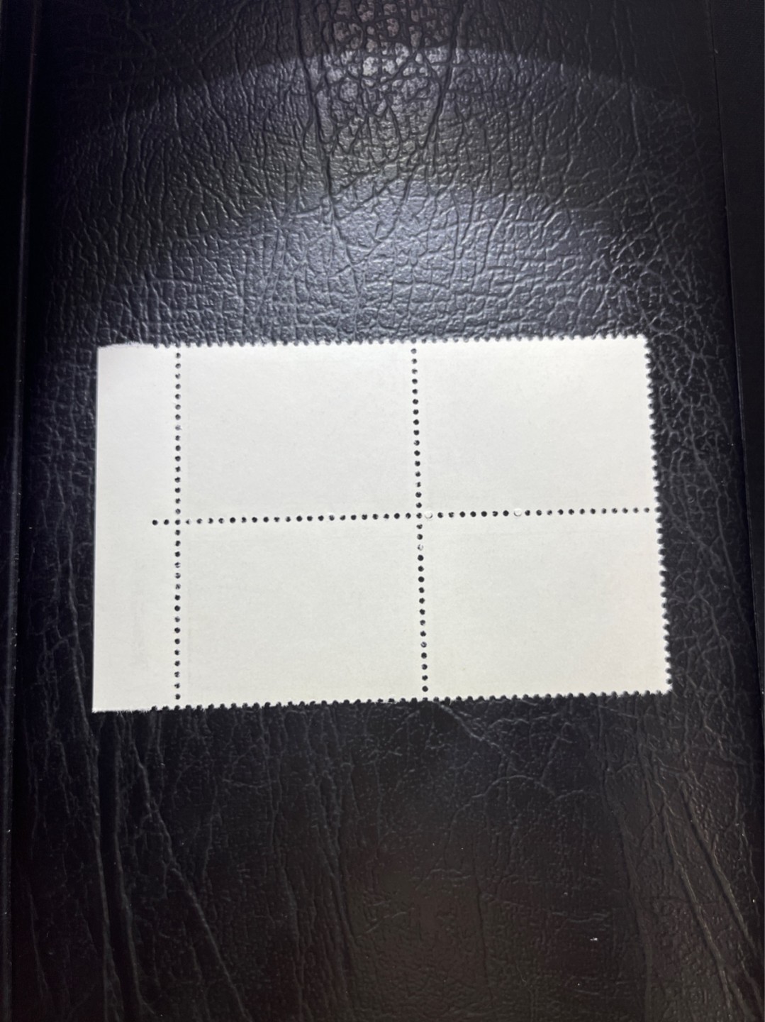 洪涛臻品 精选邮票限时拍卖第四十期 编号巴黎公社 N11   厂名四方连一组，完美品相，随时售缺，编号票中的龙头，版撕全品嘎嘎绝，收藏级品相。齿孔新且饱满，全品可评级，注意捡漏。！《ASG评级处于初级阶段，注意建仓便宜的版撕货，未来市场前景不可估量！！！！》