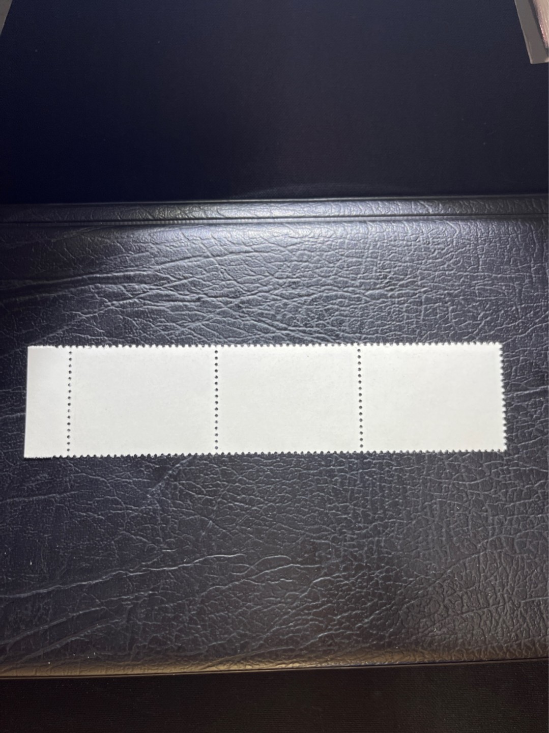 洪涛臻品 精选邮票限时拍卖第四十期 编号巴黎公社 N11   3连一组，带边纸，★完美品相，绝品无瑕疵，齿孔饱满★随时售缺，编号票中的龙头，版撕全品嘎嘎绝，收藏级品相。齿孔新且饱满，全品可评级，注意捡漏。！《ASG评级处于初级阶段，注意建仓便宜的版撕货，未来市场前景不可估量！！！！》