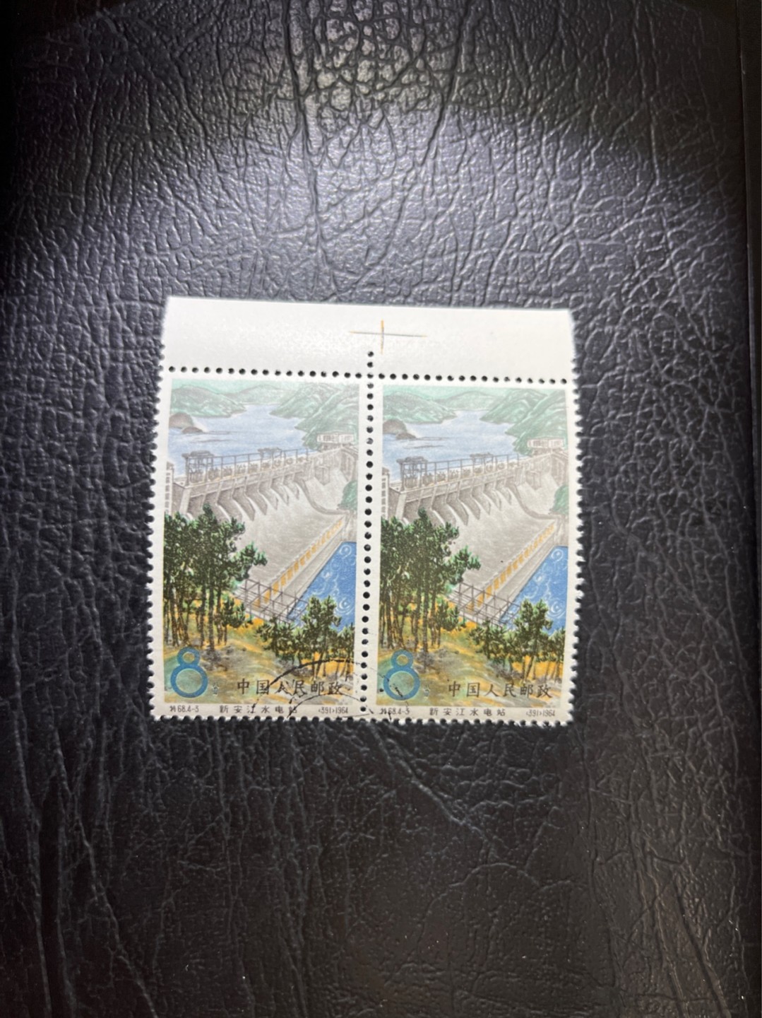 洪涛臻品 精选邮票限时拍卖第六十六期 特68新安江4-3盖销 2连，品相可以用完美形容，色线， 版撕全品嘎嘎绝，背胶雪白。解放初的经典票，整版撕开，面艳胶白，票挺洁净，齿孔完美，收藏评级两相宜。老纪特的版票资源十分稀缺难寻，机会来临时必须抓住。