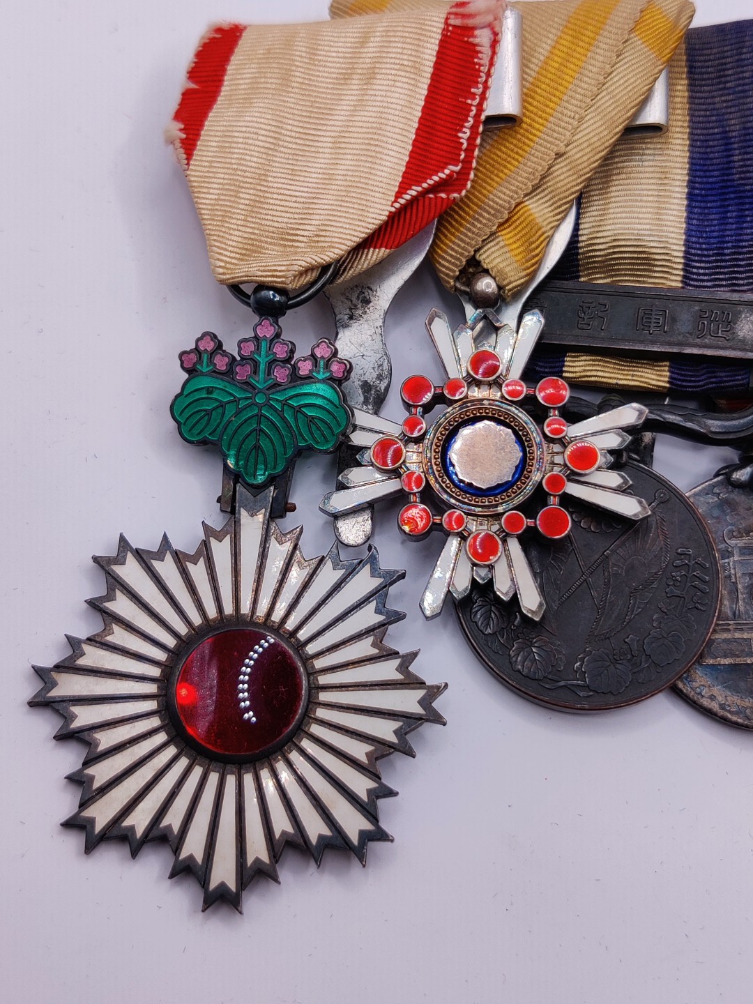 全场0元起拍 第三期 咸鱼国勋章拍卖专场 10月2日下午6：00开始 【牢记历史，勿忘国耻】日本勋章8联排一套