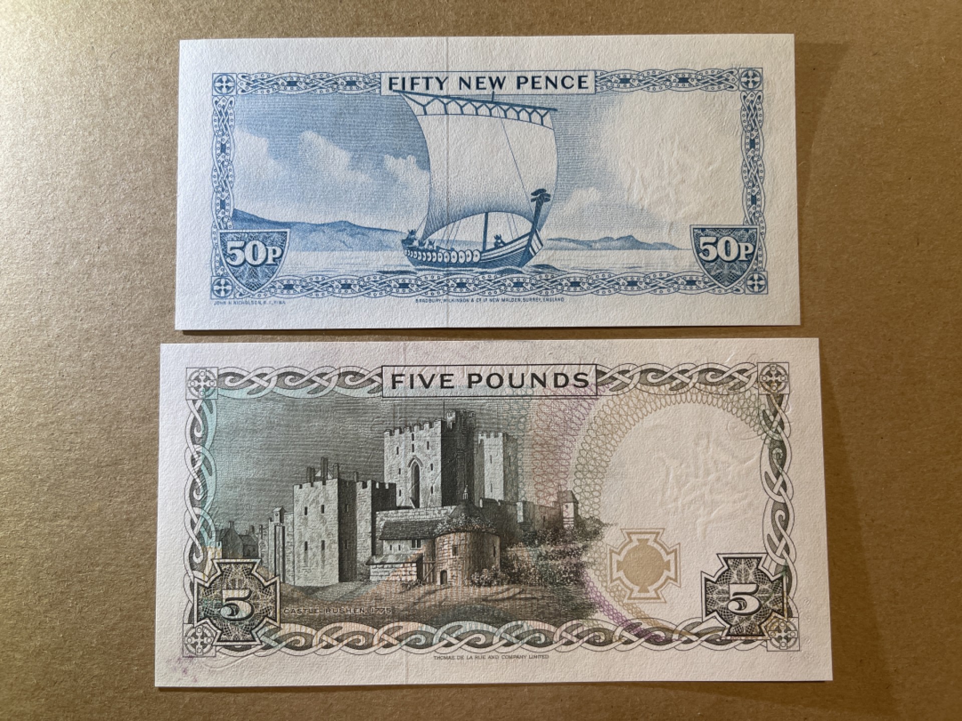 《张总收藏》74期——外币大场 马恩岛50P、5镑 2张 UNC 女王钞