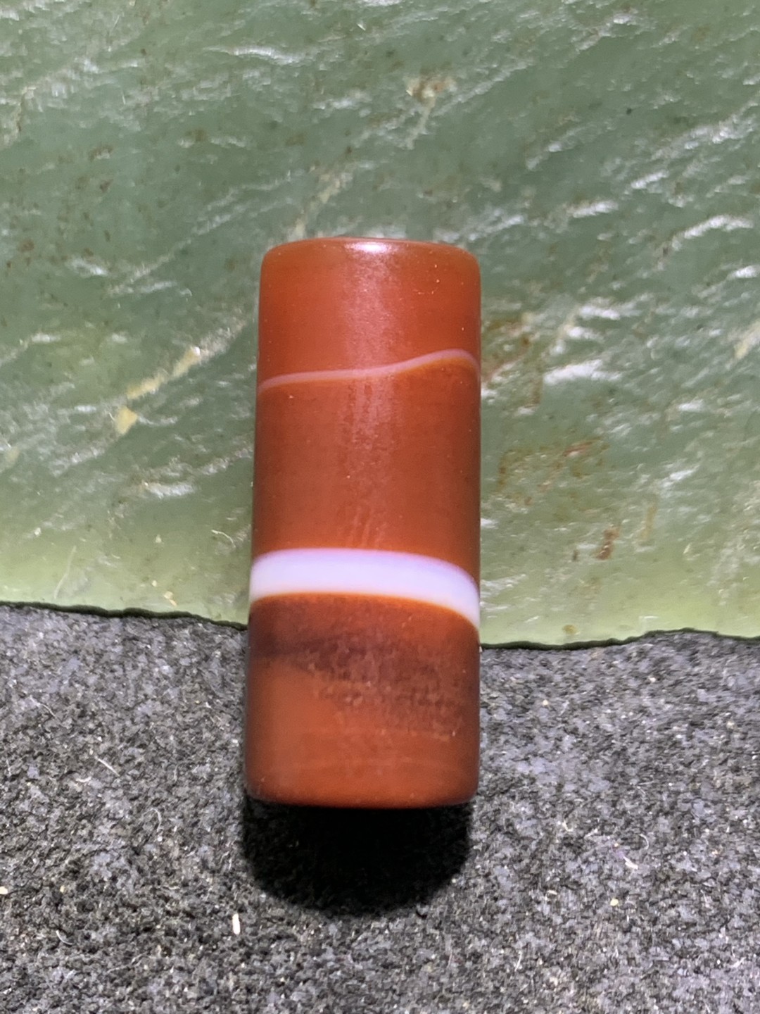 精美亚光高玉化酒红色缠丝玛瑙直桶，桶珠一颗，
