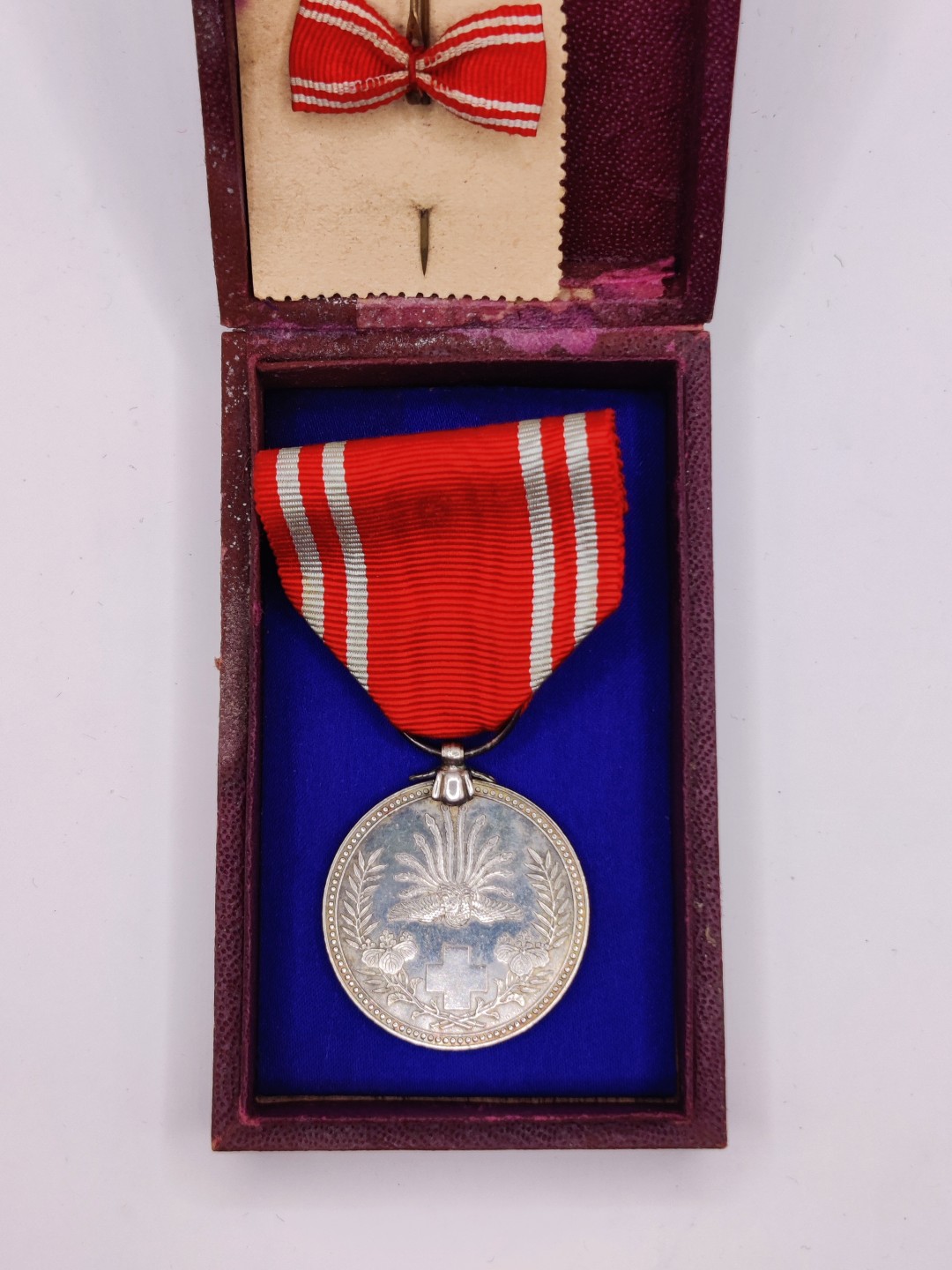 全场0元起拍 第三期 咸鱼国勋章拍卖专场 10月2日下午6：00开始 日本赤十字社员章 带盒略 银制