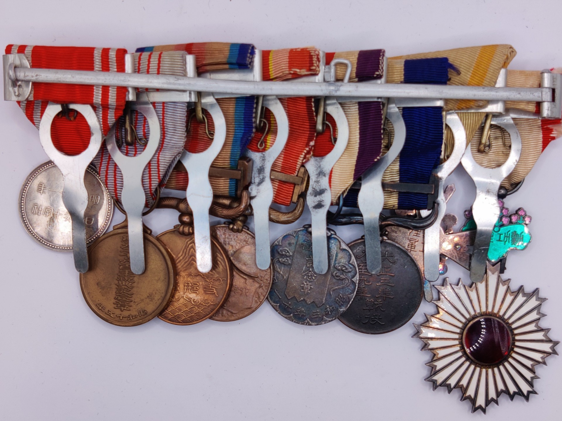 全场0元起拍 第三期 咸鱼国勋章拍卖专场 10月2日下午6：00开始 【牢记历史，勿忘国耻】日本勋章8联排一套