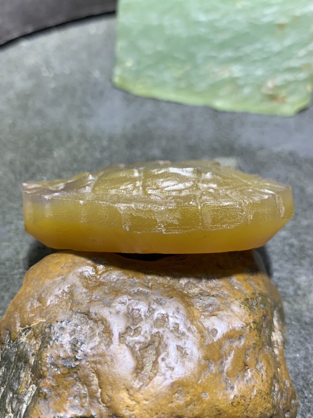 精美亚光金沙冰飘蒙料战国红玛瑙雕刻龟壳把件一个，(寓意，富甲天下)