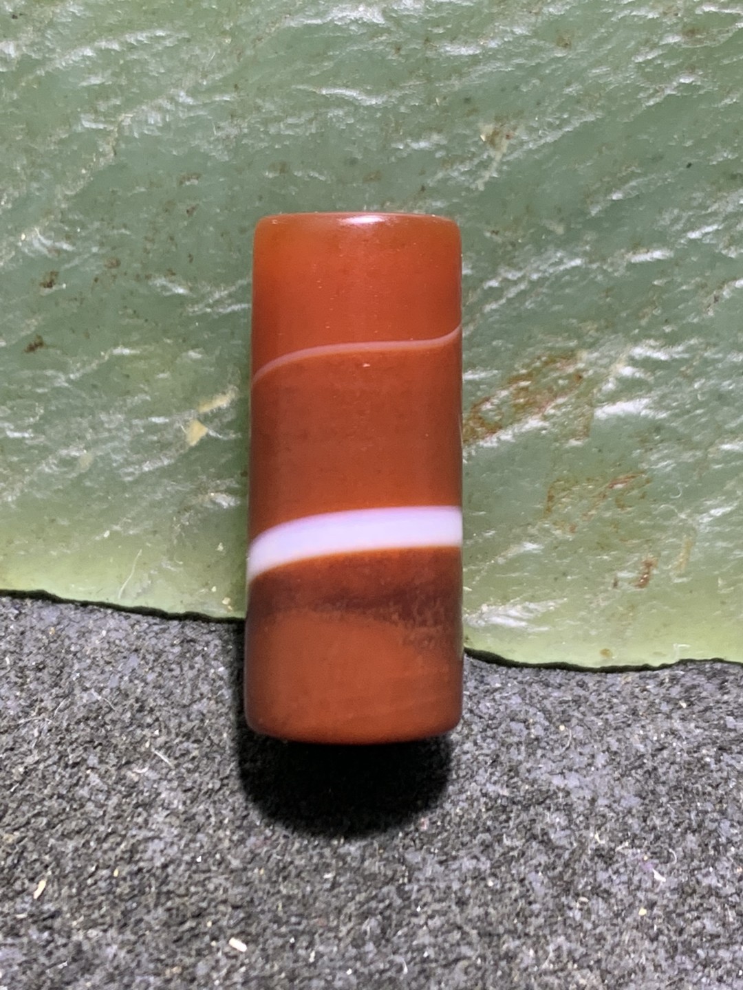 精美亚光高玉化酒红色缠丝玛瑙直桶，桶珠一颗，