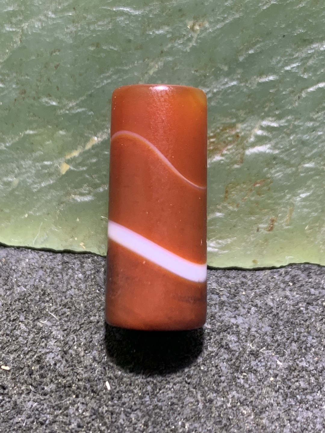 精美亚光高玉化酒红色缠丝玛瑙直桶，桶珠一颗，