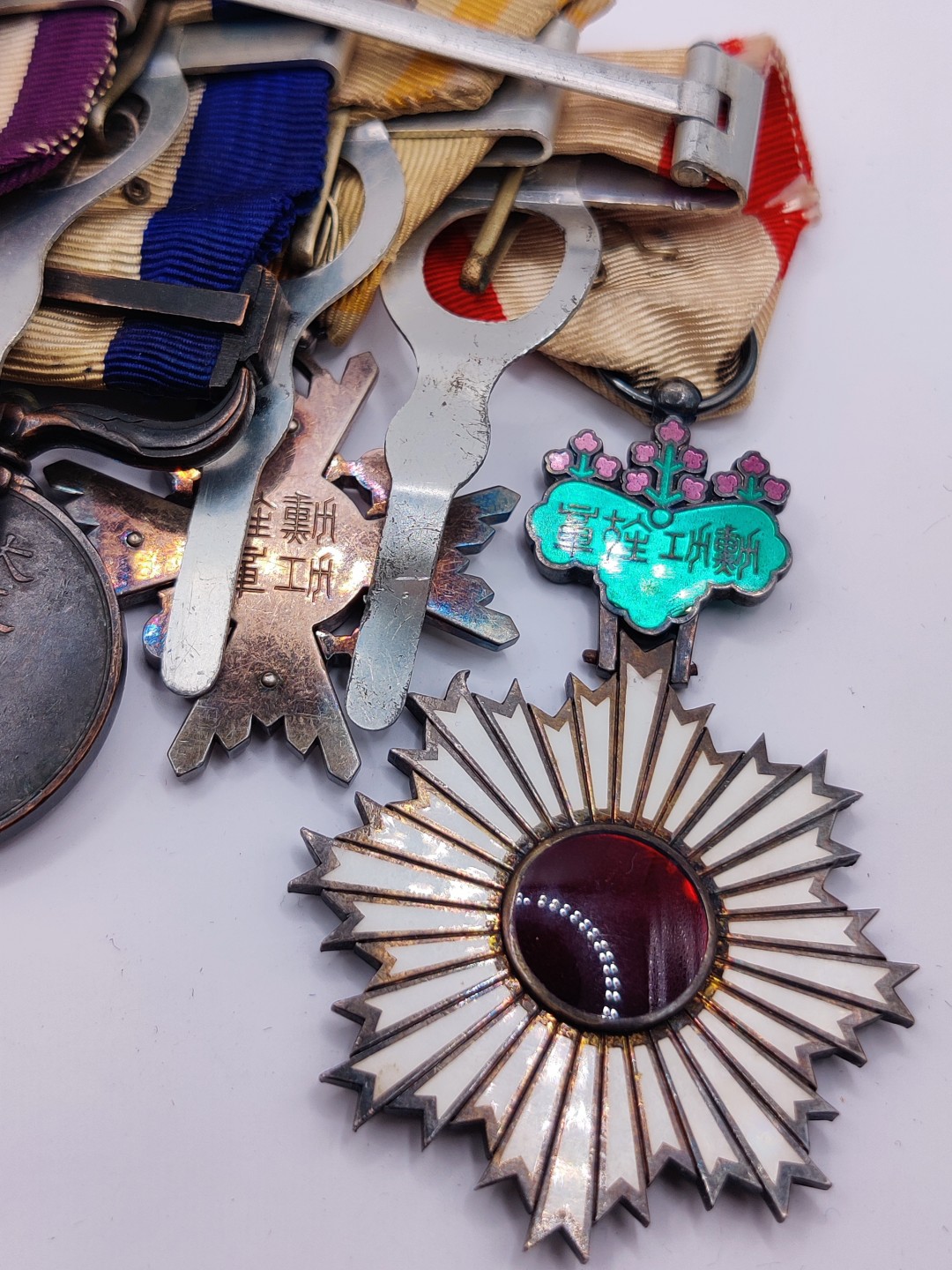 全场0元起拍 第三期 咸鱼国勋章拍卖专场 10月2日下午6：00开始 【牢记历史，勿忘国耻】日本勋章8联排一套