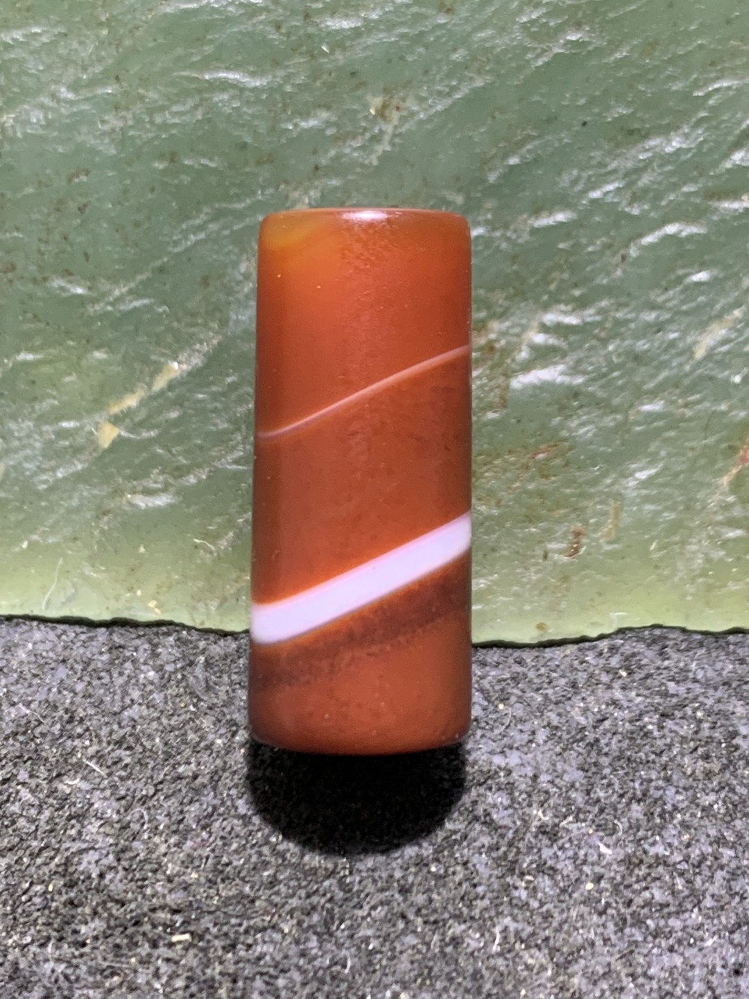 精美亚光高玉化酒红色缠丝玛瑙直桶，桶珠一颗，