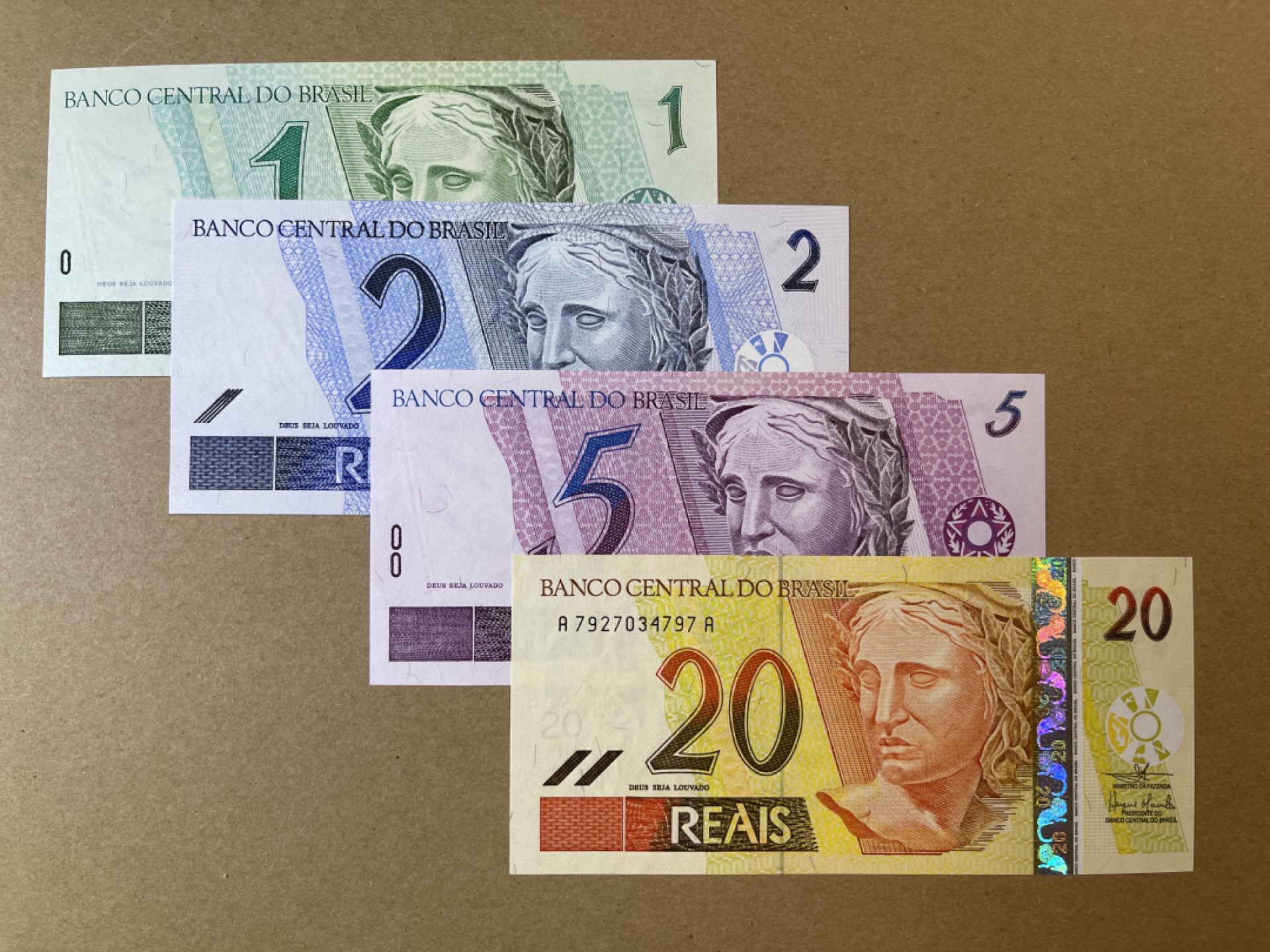 《张总收藏》74期——外币大场 巴西1、2、5、20雷亚尔4张 UNC 
