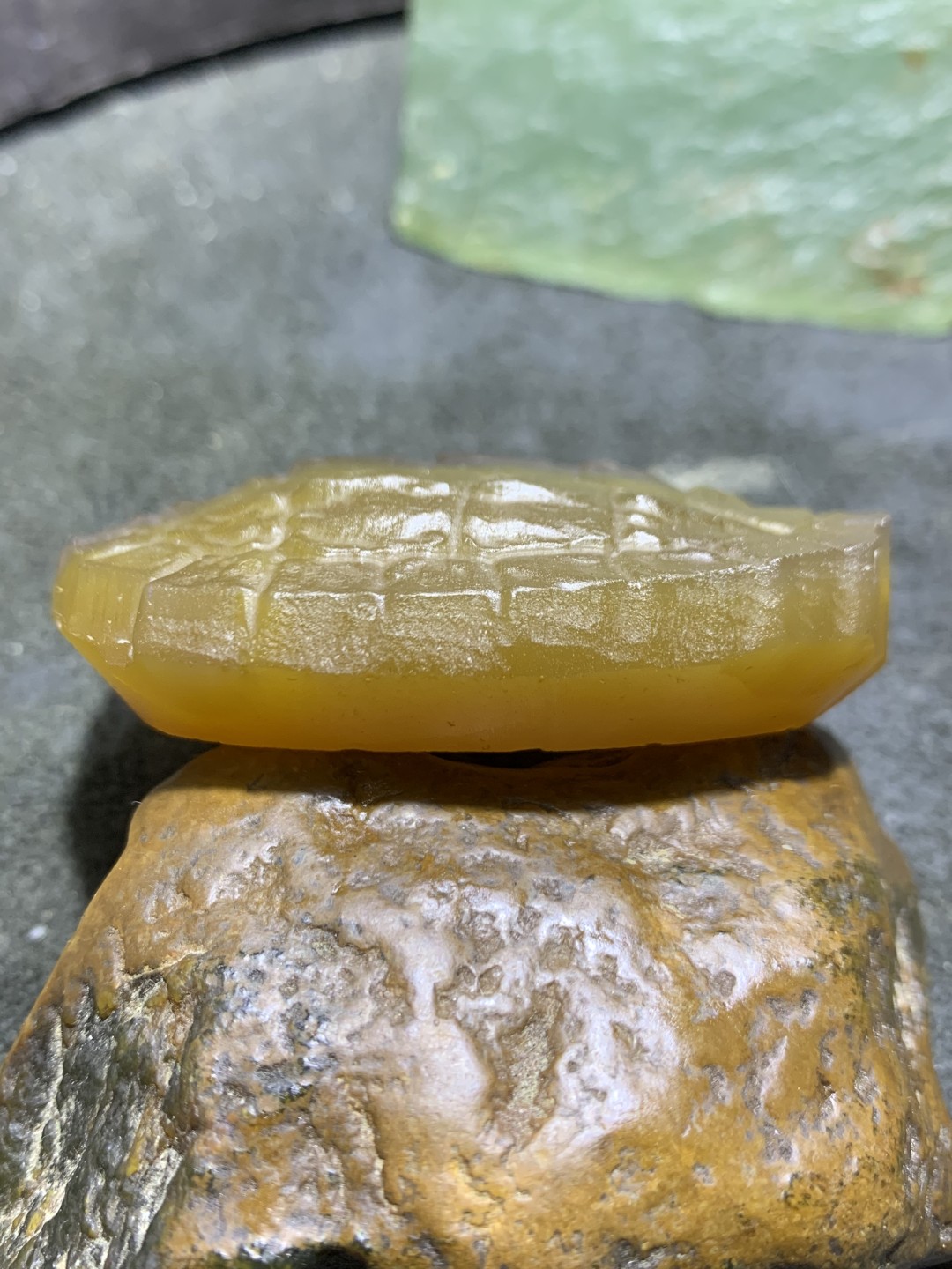 精美亚光金沙冰飘蒙料战国红玛瑙雕刻龟壳把件一个，(寓意，富甲天下)
