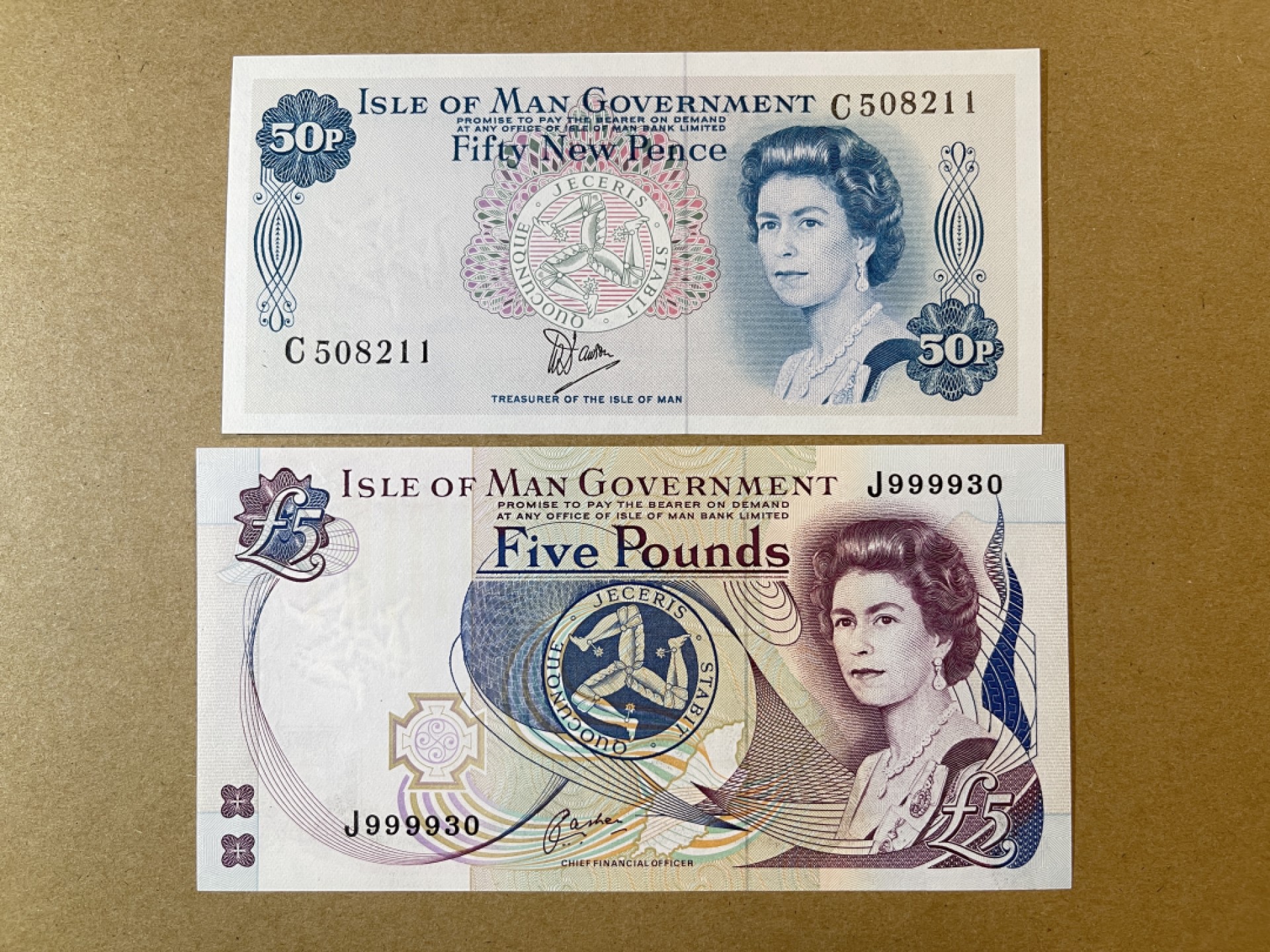 《张总收藏》74期——外币大场 马恩岛50P、5镑 2张 UNC 女王钞