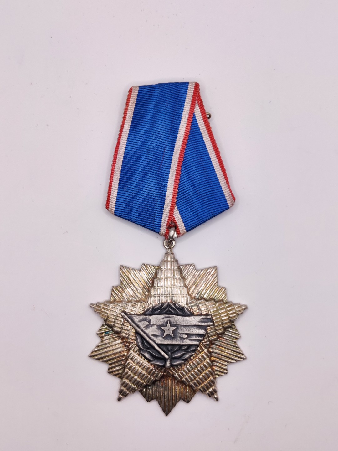全场0元起拍 第三期 咸鱼国勋章拍卖专场 10月2日下午6：00开始 南斯拉夫五级旗帜勋章 银制带标