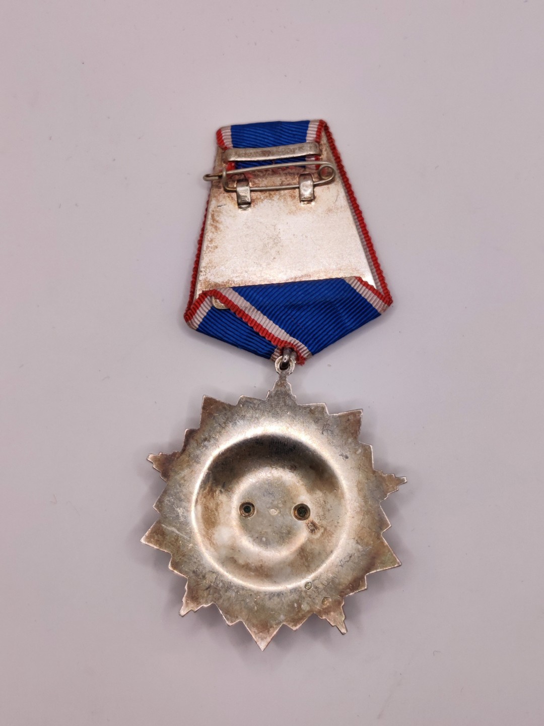 全场0元起拍 第三期 咸鱼国勋章拍卖专场 10月2日下午6：00开始 南斯拉夫五级旗帜勋章 银制带标