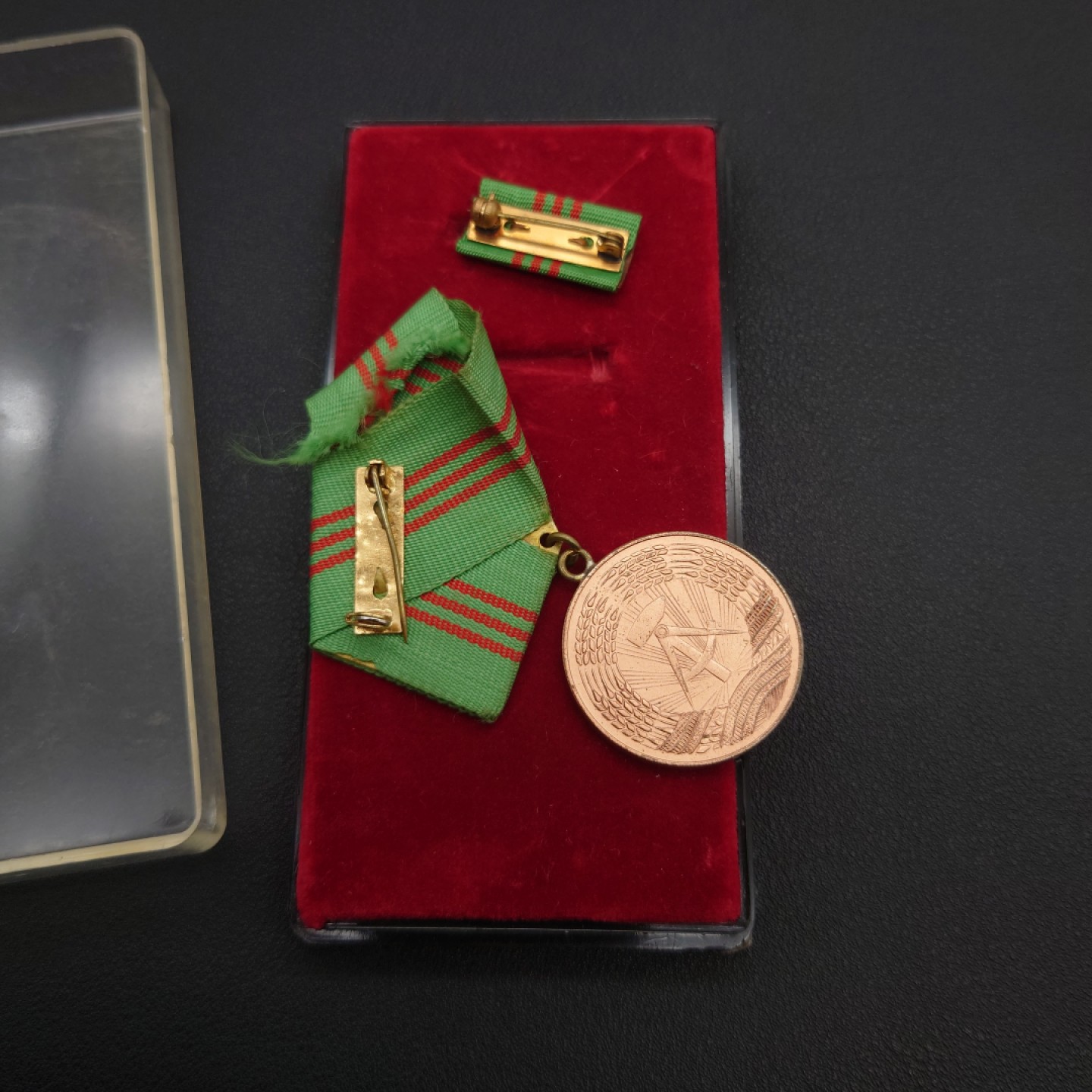 勋章奖章交易所10月1日群拍，举国同庆，全场包邮！ 东德内政部忠诚服役5年奖章