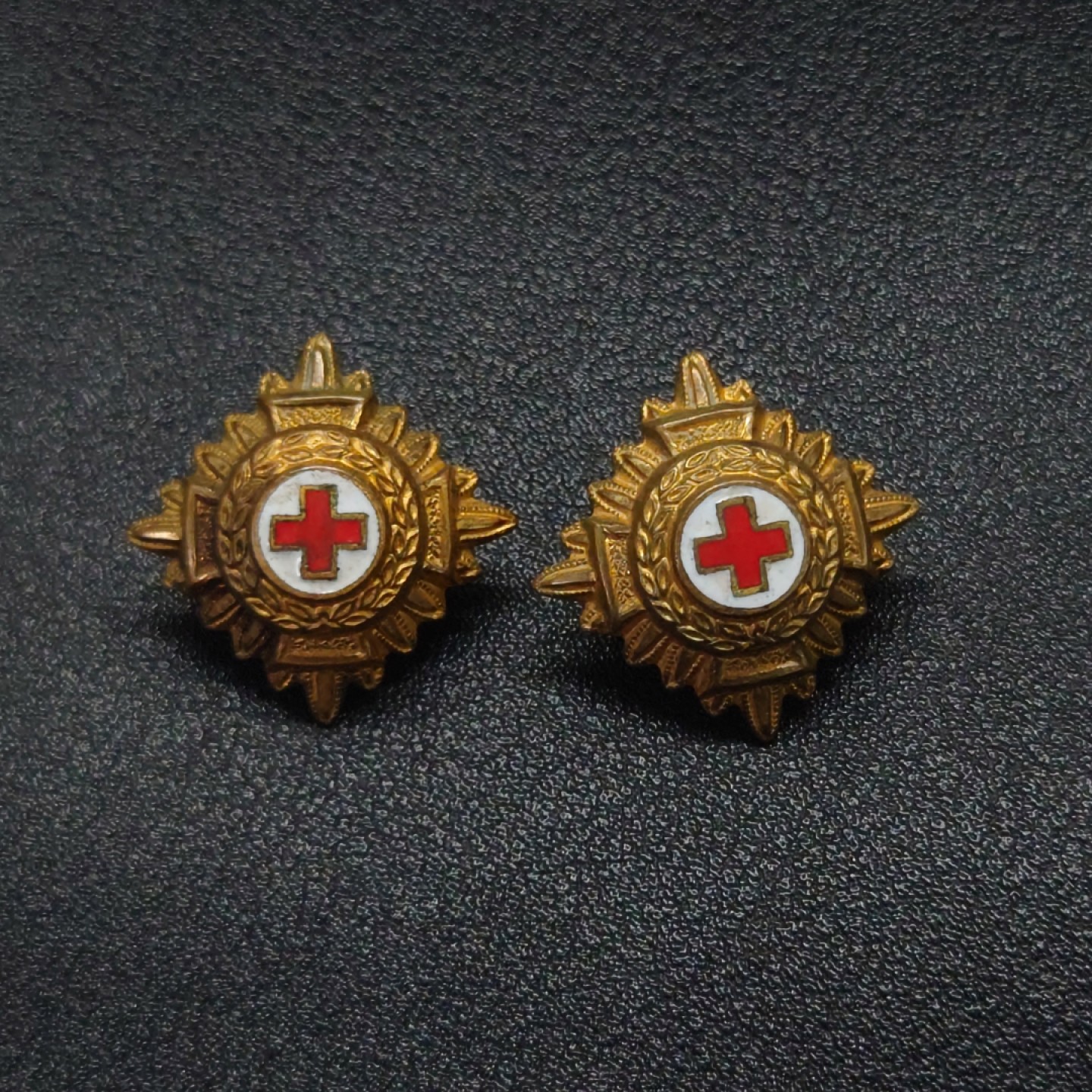 勋章奖章交易所10月1日群拍，举国同庆，全场包邮！ 英国红十字肩章配件