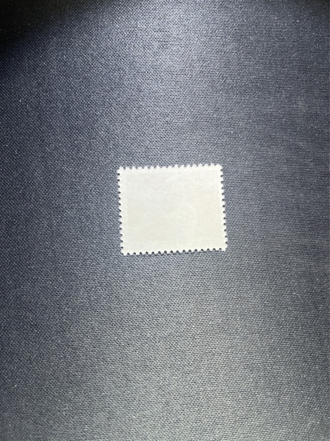 洪涛臻品 精选邮票限时拍卖第四十一期 普无号  1元炼钢工人一枚，次筋票，版撕全品嘎嘎绝，可直接评级。非常受欢迎的一枚文革普票，红色票面非常漂亮，文革期间发行的唯一一套普票，非常有特点，集邮册中不可缺少的一组，文革票人气足，潜力大，目前处于价值洼地，版撕全品可直接评级，注意捡漏