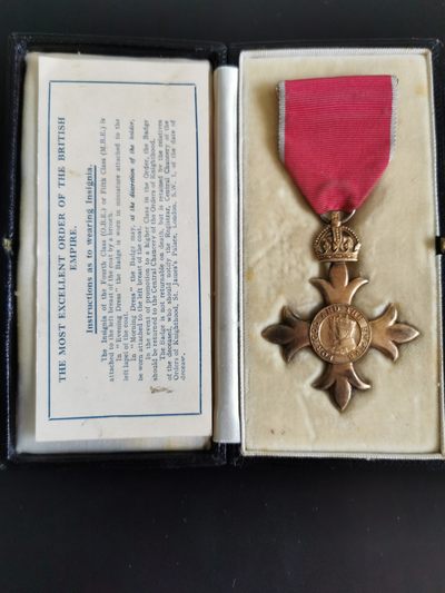 欢度国庆——号角文化七天假日大连拍第四场 - 英国官佐勋章大英帝国勋章（OBE） 带原盒  银制 上挂也为银制带银标 带厂标（皇家造币），贝克汉姆，奥沙利文，兄弟连温斯顿少校扮演者戴米恩，演员雷德梅恩，等人也曾获得过Obe勋章