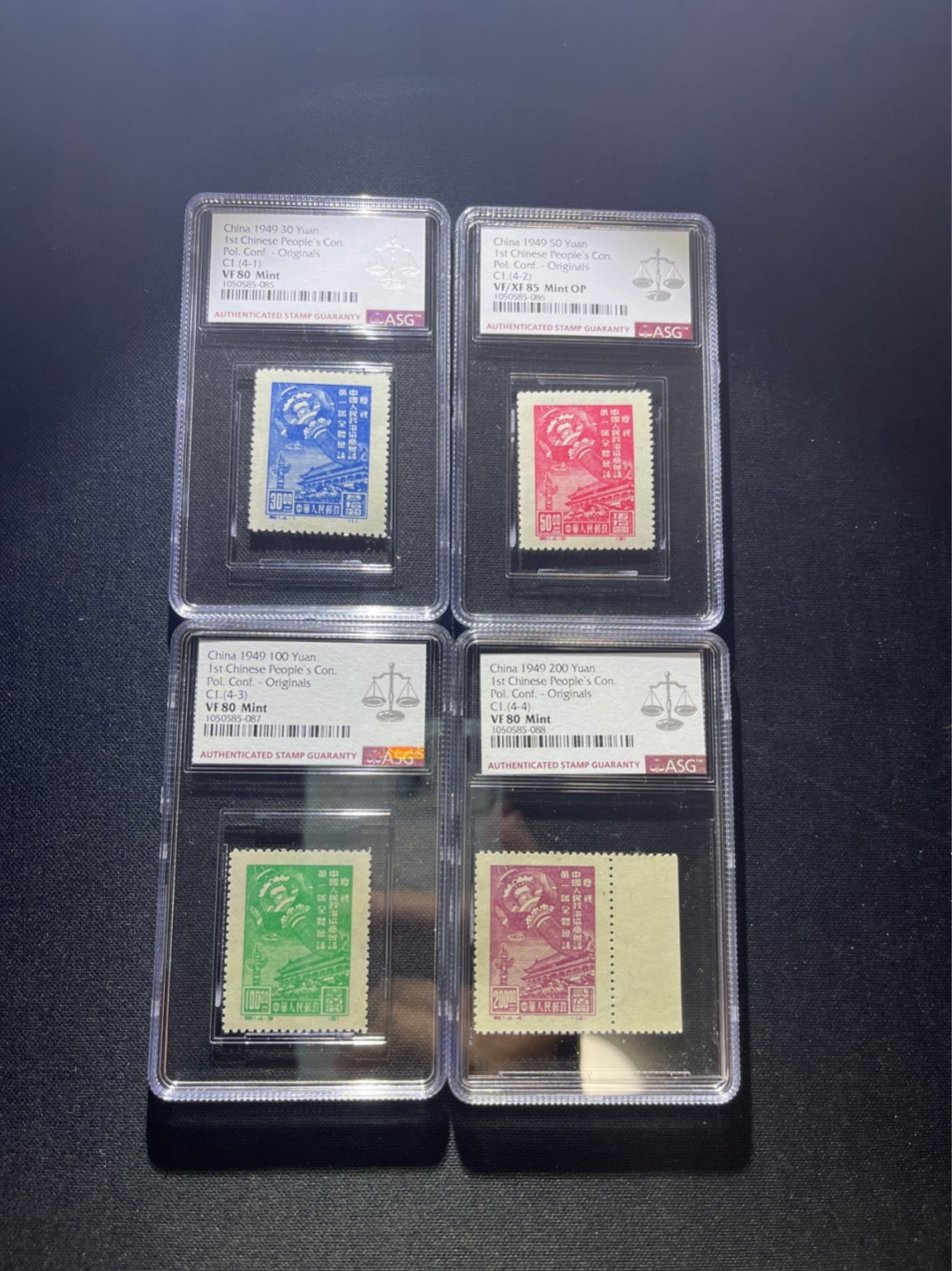 洪涛臻品 精选邮票限时拍卖第四十一期 纪1再版新全一套  1949年发行，票状态不错，齿孔漂亮，ASG评级  3枚80无OP  1枚  85OP   评级费下来接近400块钱，纪特邮票首发之作，必须收藏一套，票状态不错，面艳背白不耽误欣赏。 