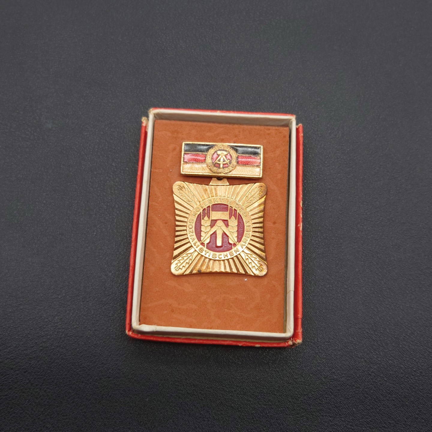 勋章奖章交易所10月1日群拍，举国同庆，全场包邮！ 东德社会主义劳动荣誉集体奖章