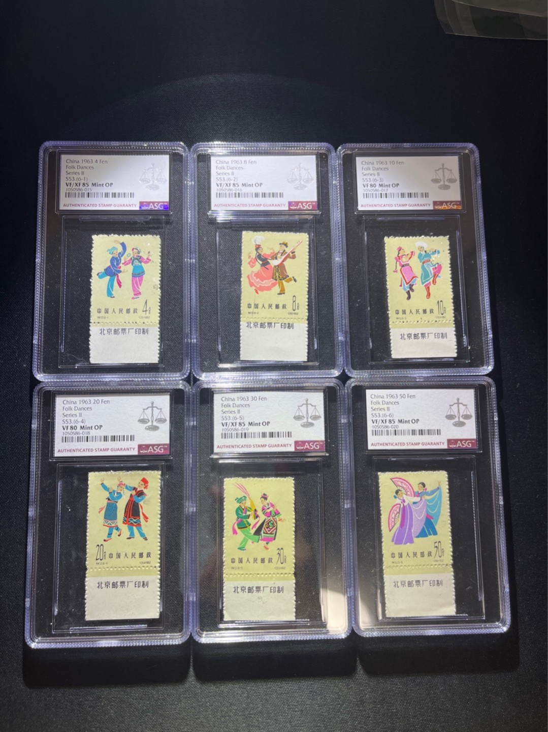 洪涛臻品 精选邮票限时拍卖第四十一期 特53民族舞蹈第二组 1963年发行，中盒，无划痕，ASG评级  带下厂名，中盒，4枚85OP  2枚80OP，版撕绝中绝送评，面艳背白，无明显瑕疵，105最严格出分★6枚评级费下来接近700块★版撕全下厂名套票更不好碰，非常漂亮的早期草纸票，面艳背白，注意捡漏