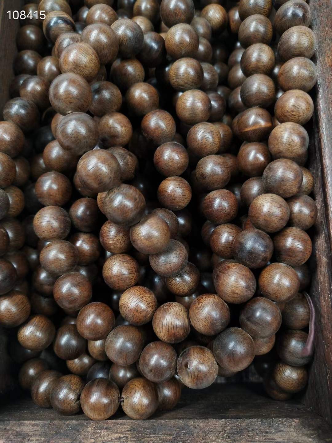 沉香木佛珠一盒，一盒五条 沉香木佛珠一盒，一盒五条