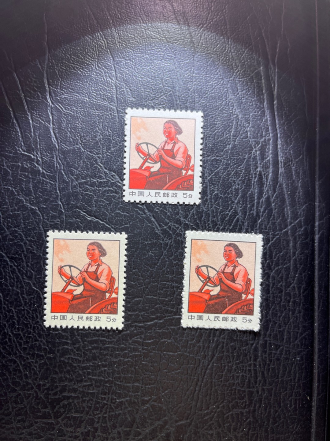 洪涛臻品 精选邮票限时拍卖第四十八期 普无号  5分拖拉机，3枚一组，版撕嘎嘎绝，文革期间发行的唯一一套普票，非常有特点，集邮册中不可缺少的一组，文革票人气足，潜力大，目前处于价值洼地，版撕全品可直接评级，版撕小票价格便宜，多多益善，注意捡漏