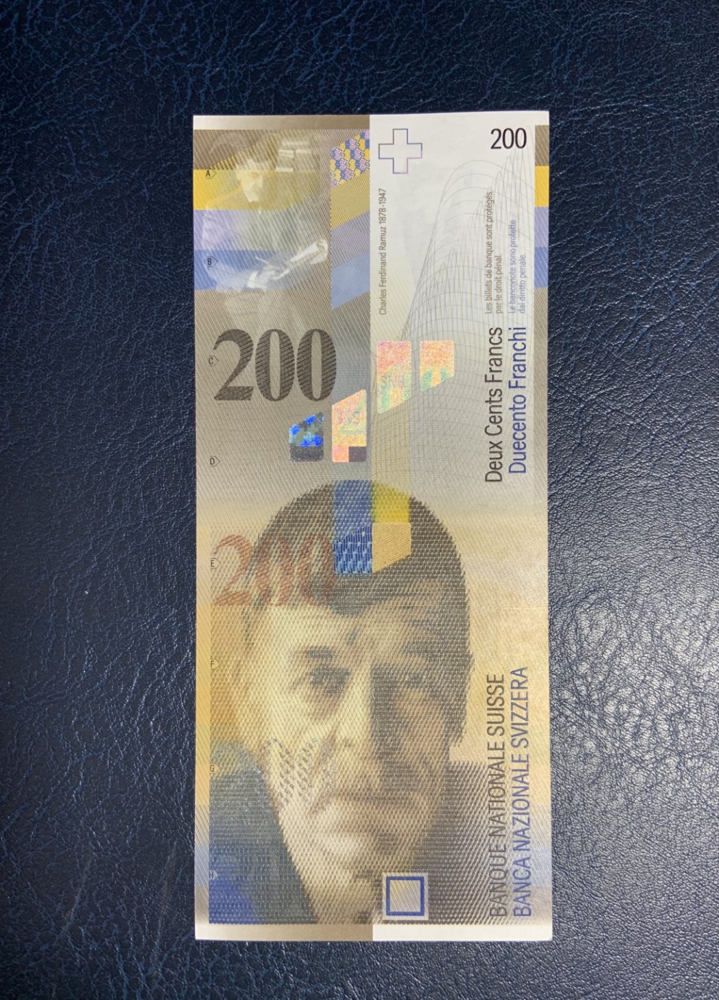 收藏联盟Quantum Auction 第195期拍卖(已更新) 瑞士2013年200法郎 品相UNC-  一个角轻微触碰 票面正常滚轮印