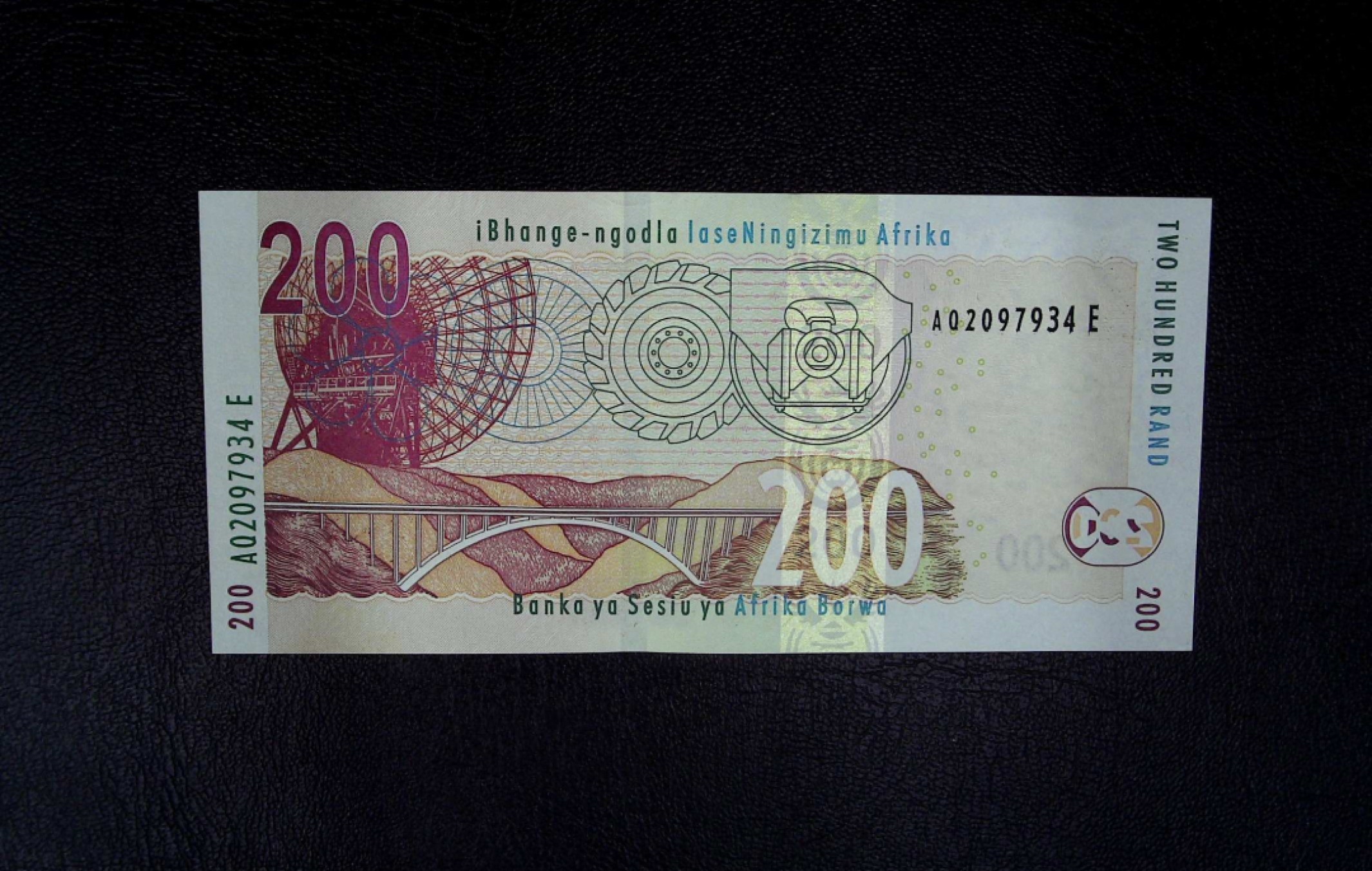 《张总收藏》74期——外币大场 南非200兰特UNC 2005年豹子