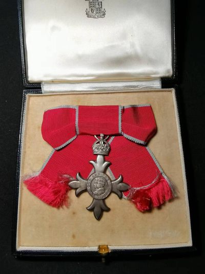欢度国庆——号角文化七天假日大连拍第一场 - 英国女版成员级大英帝国勋章（MBE） 带原盒 银制（挂同为银制） 带英国皇家造币局厂标（一些私人厂家的该类章为合金材质）  甲壳虫乐队等多位明星都获得过MBE 