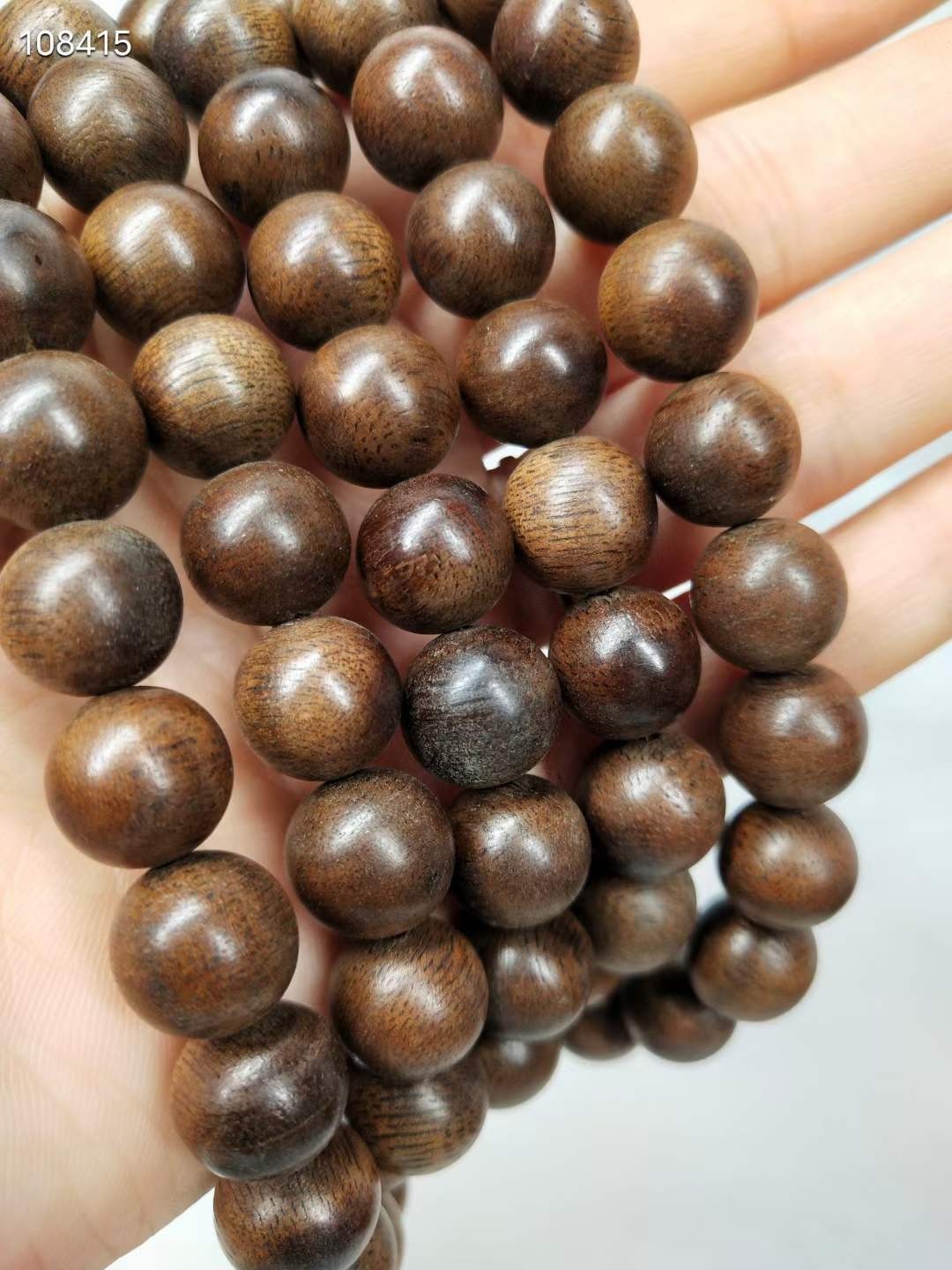 沉香木佛珠一盒，一盒五条 沉香木佛珠一盒，一盒五条