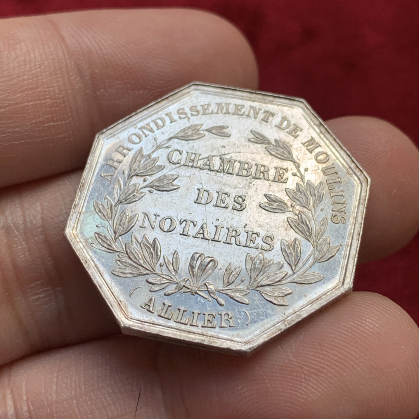 《竞宝斋》第100场-纪念拍卖 (全场包邮)中拍得限量纪念章 法国1845至1860年左右 公证员商会银质八角代币 重12克 对角直径32.6mm 手指边铭 银标