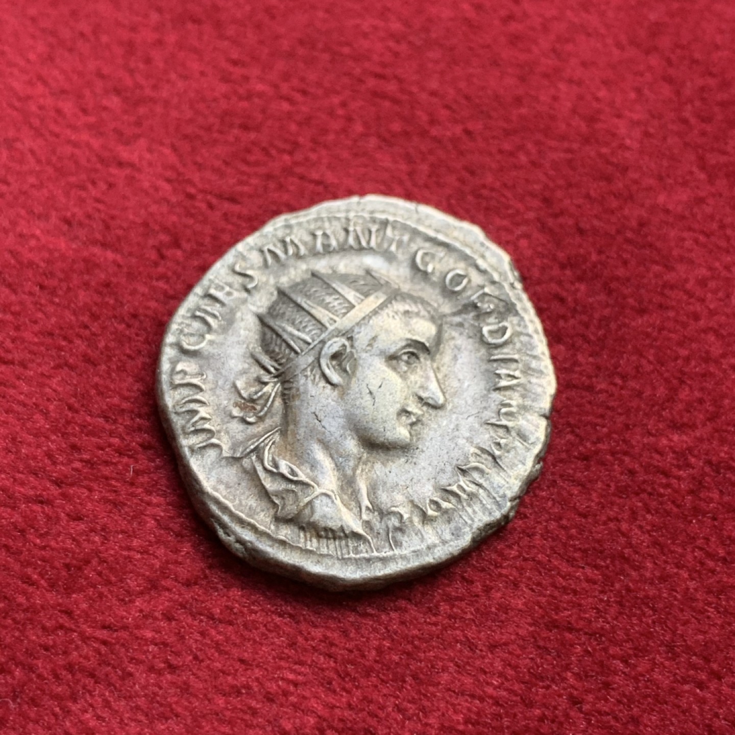 《竞宝斋》第100场-纪念拍卖 (全场包邮)中拍得限量纪念章 公元238-244年 古罗马 戈尔迪安三世 1D银币 5.04克 极美品 多年自藏