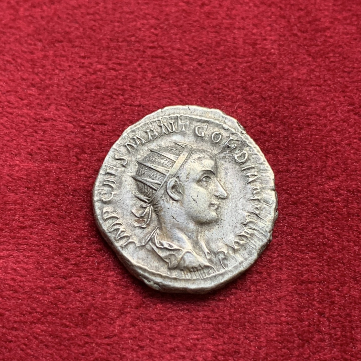 《竞宝斋》第100场-纪念拍卖 (全场包邮)中拍得限量纪念章 公元238-244年 古罗马 戈尔迪安三世 1D银币 5.04克 极美品 多年自藏