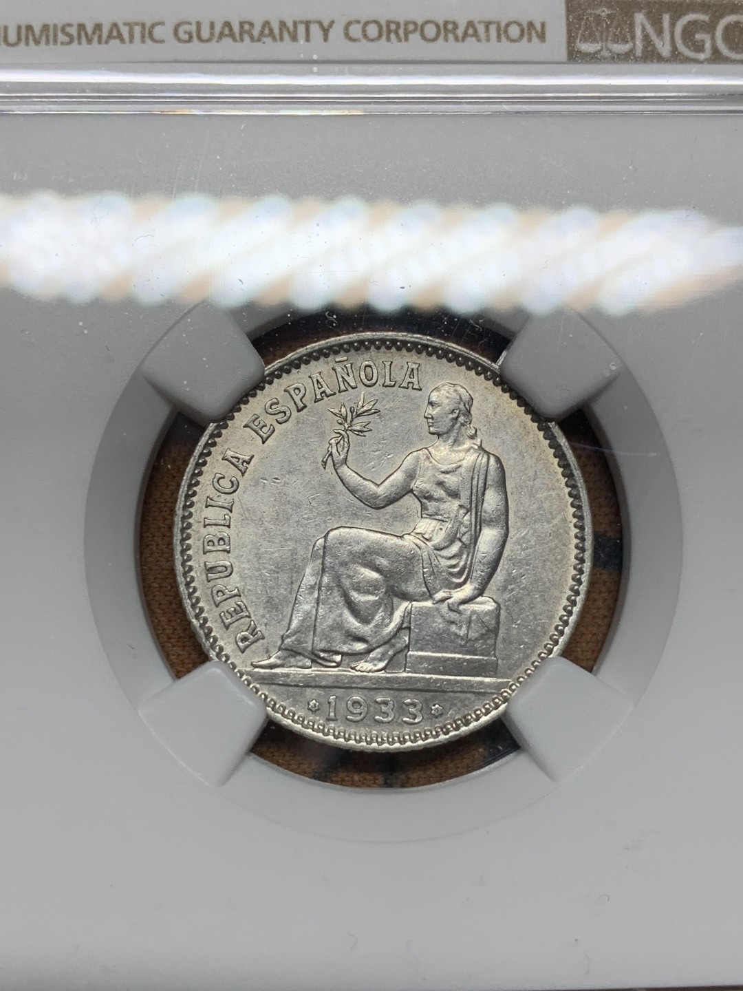 《竞宝斋》第100场-纪念拍卖 (全场包邮)中拍得限量纪念章 NGC AU 评级 西班牙 1933年 内战1比塞塔 银币 战时损耗不小 这个细节不错