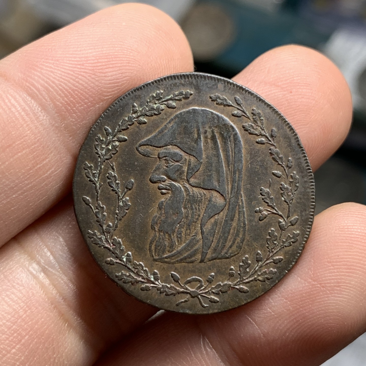 《竞宝斋》第100场-纪念拍卖 (全场包邮)中拍得限量纪念章 英国北威尔士1793年半便士代用铜币 巧克力包浆 人物磨损小 非常好的一枚