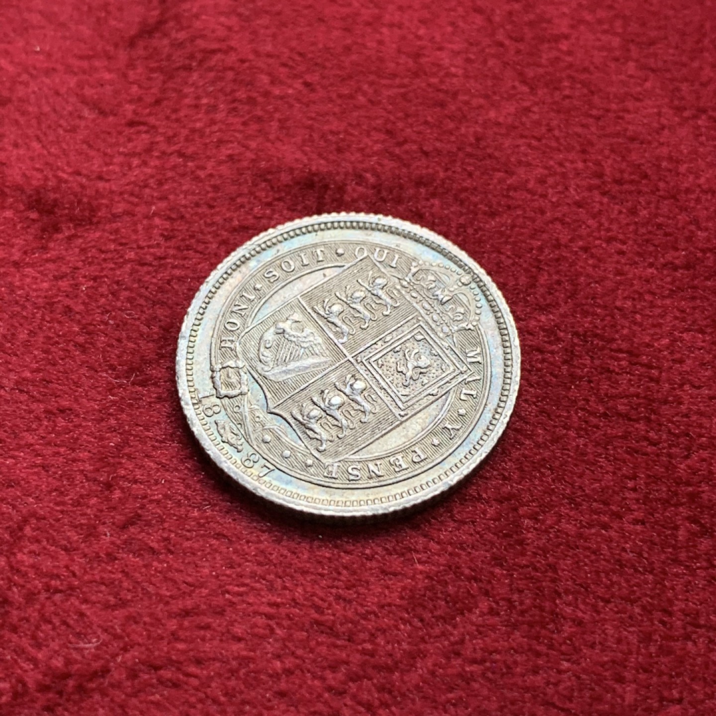 《竞宝斋》第100场-纪念拍卖 (全场包邮)中拍得限量纪念章 英国 1887年 维多利亚女王 6便士银币 好细节 深包浆 难得裸币