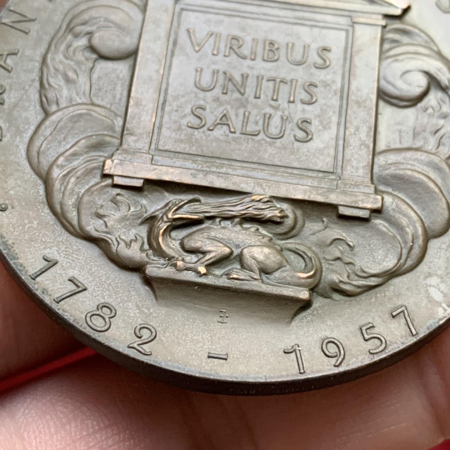 《竞宝斋》第100场-纪念拍卖 (全场包邮)中拍得限量纪念章 瑞典 1957年 古斯塔夫三世 纪念铜章 极富古典工艺 人物高浮雕 非常好 53.3克 50.2直径 大规格 状态好